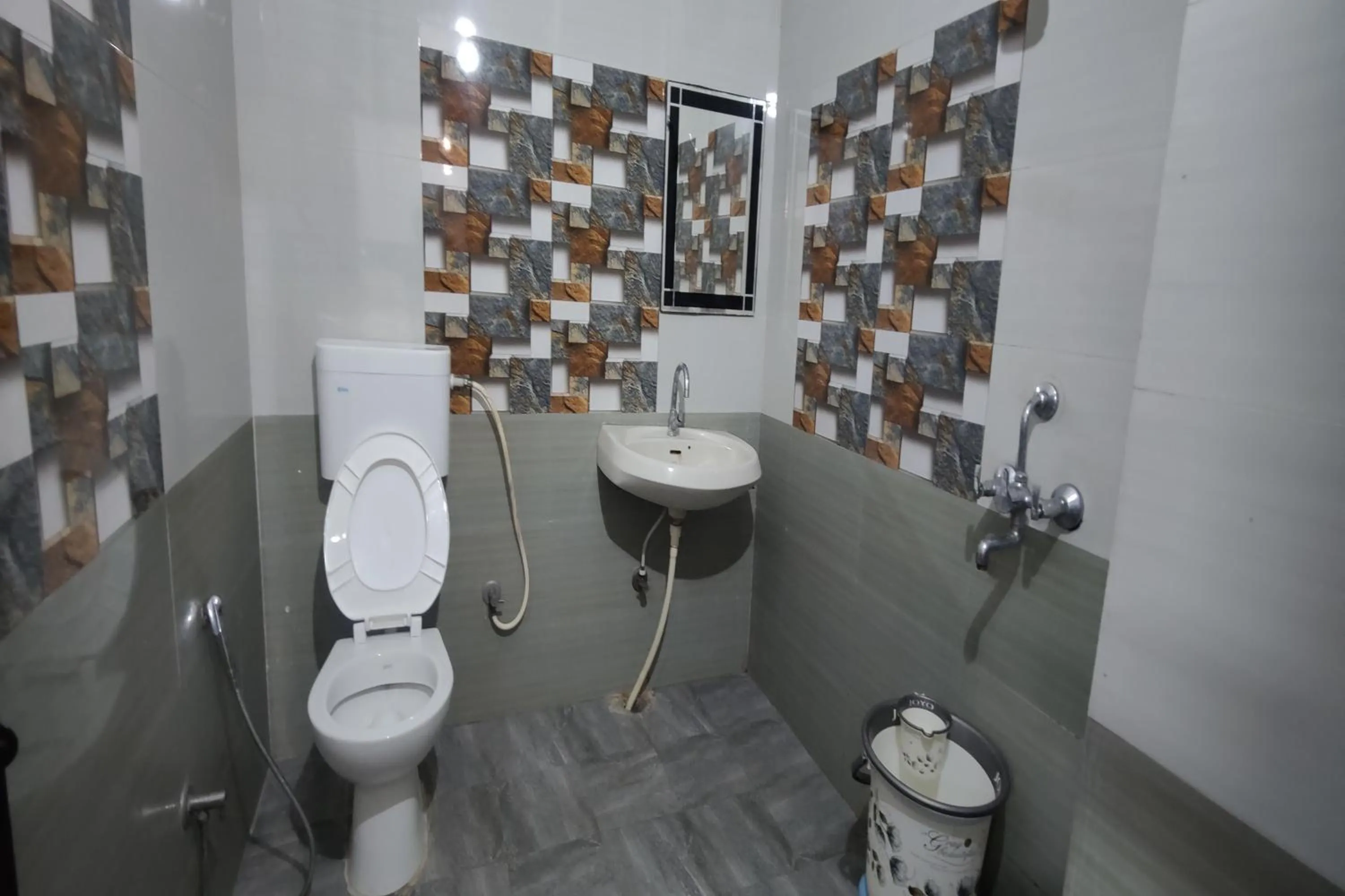 Bathroom in Hotel Purohit Sindhi Camp