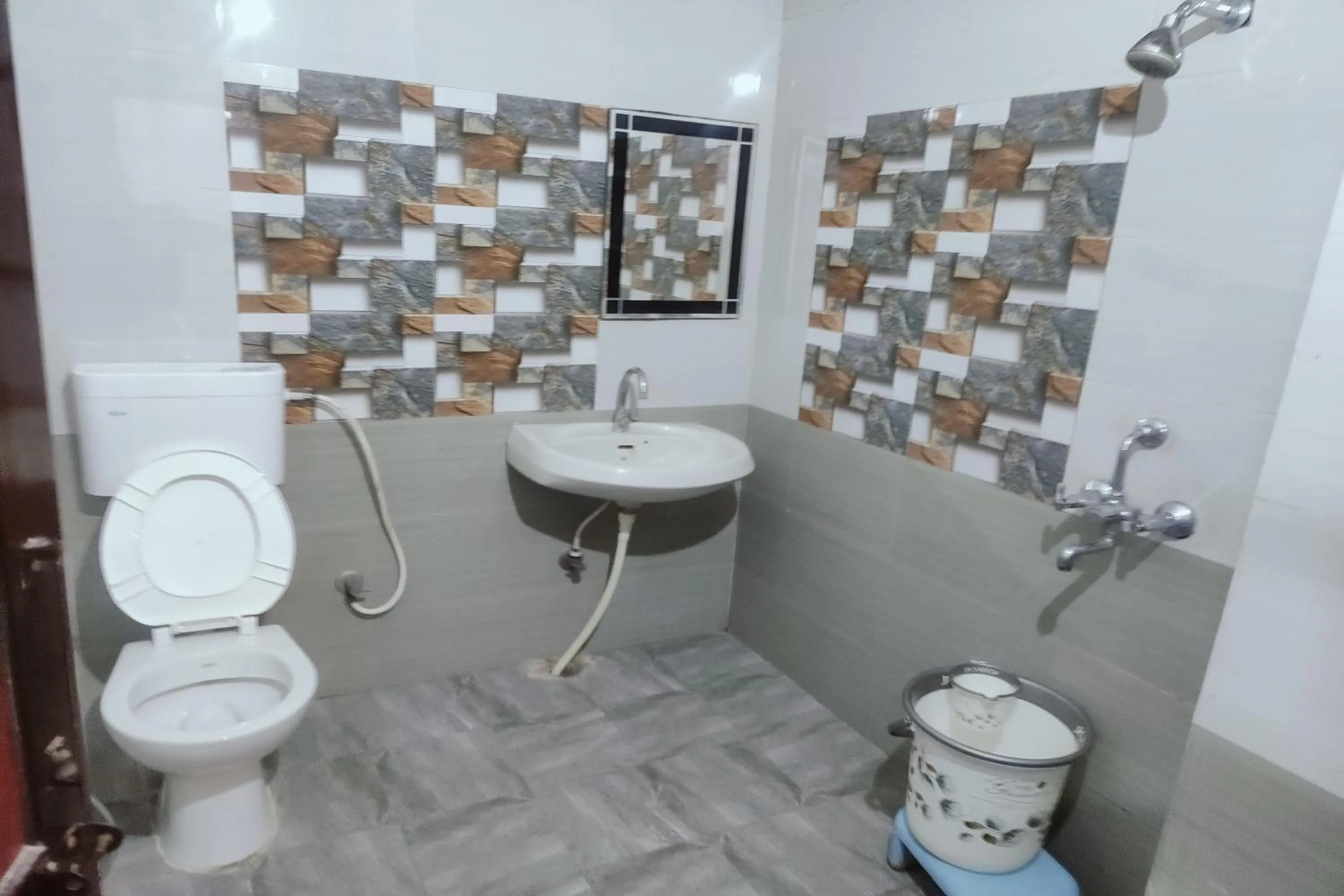 Bathroom in Hotel Purohit Sindhi Camp