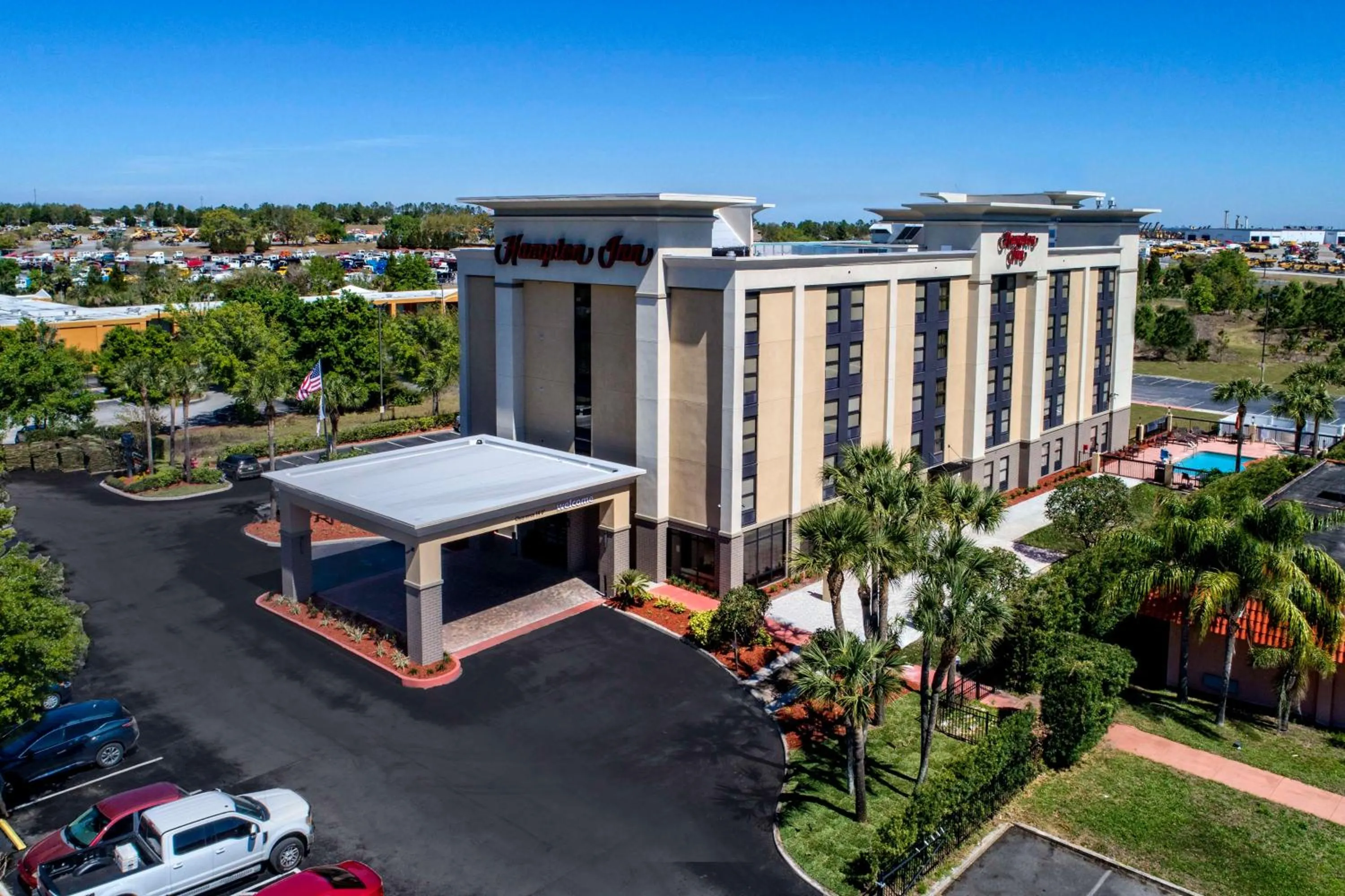 Property building in Hampton Inn Orlando-Maingate South