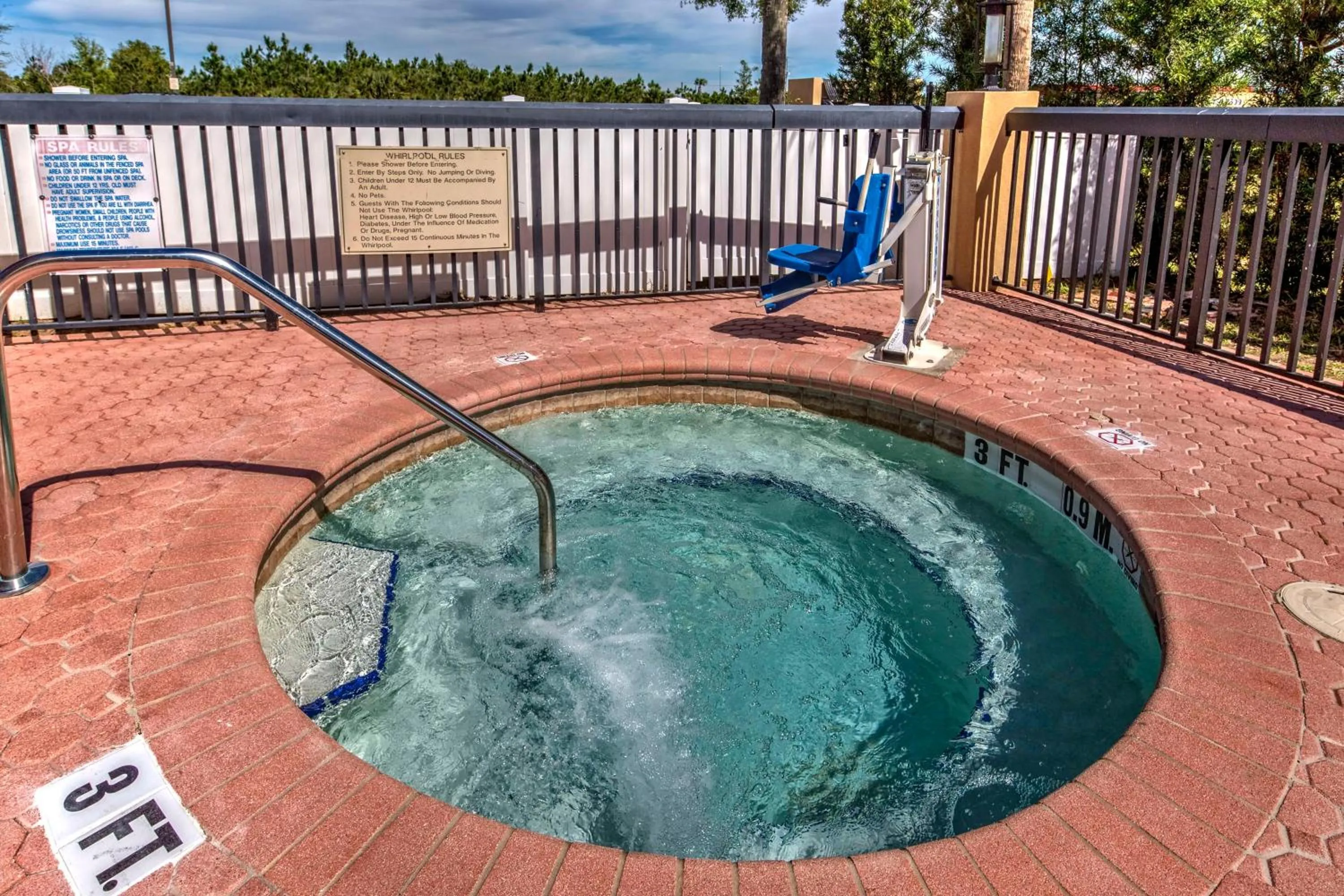 Hot Tub in Hampton Inn Orlando-Maingate South