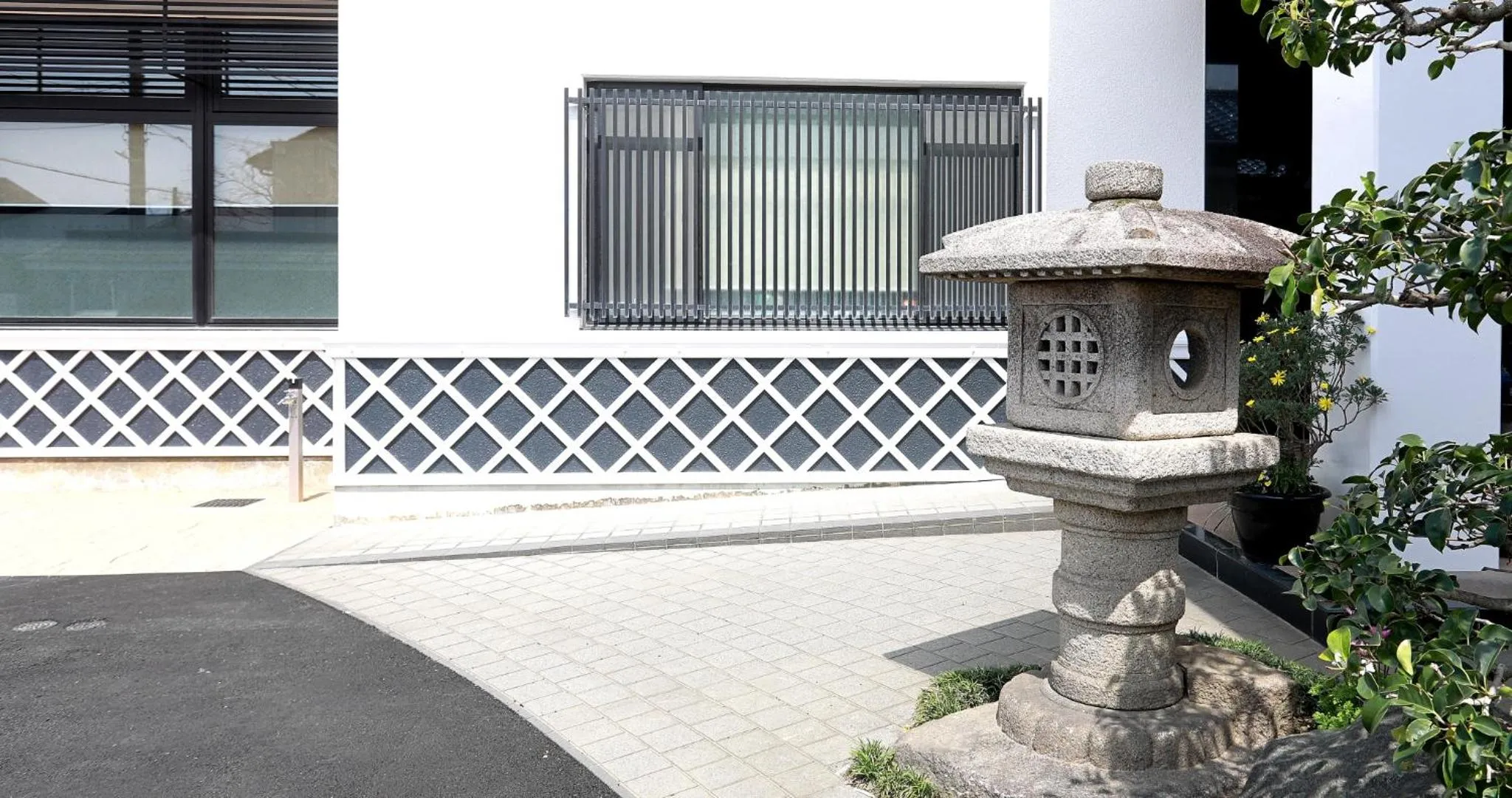 Facade/entrance in Rakusuien