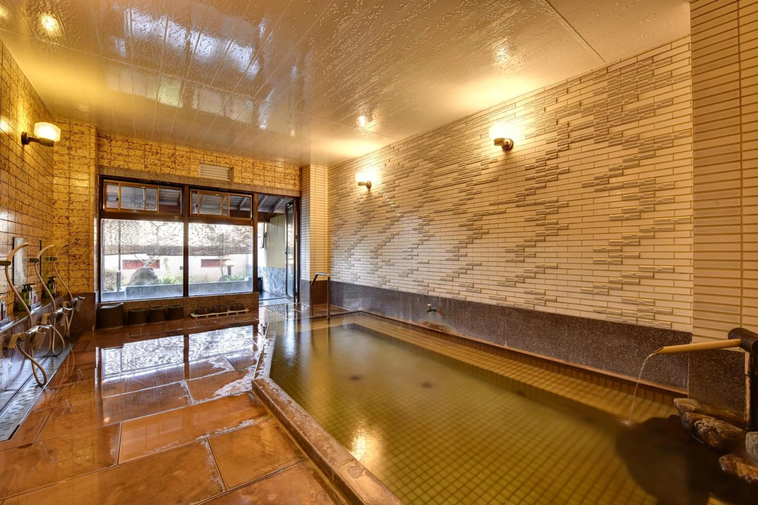 Hot Spring Bath in Rakusuien