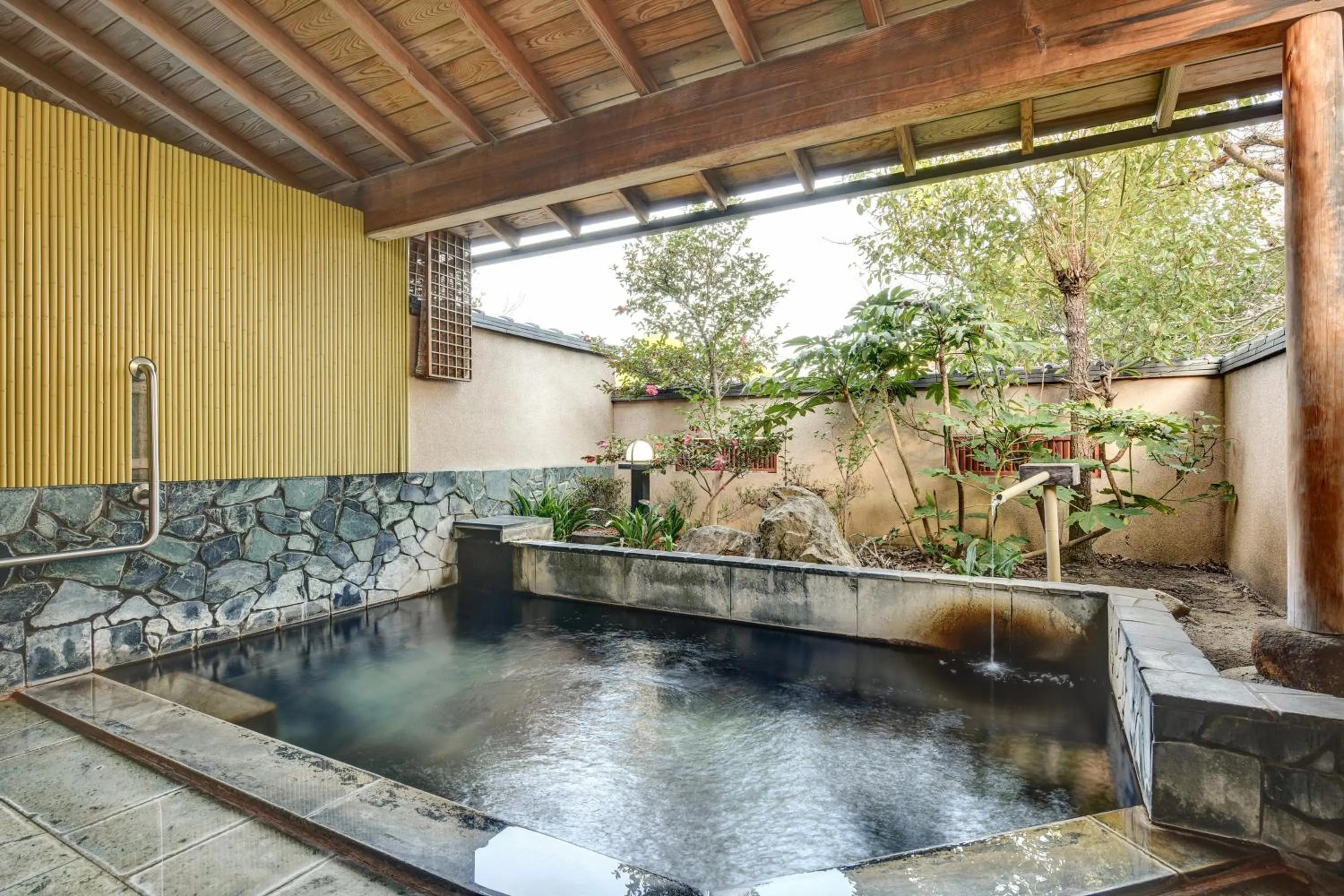 Hot Spring Bath in Rakusuien