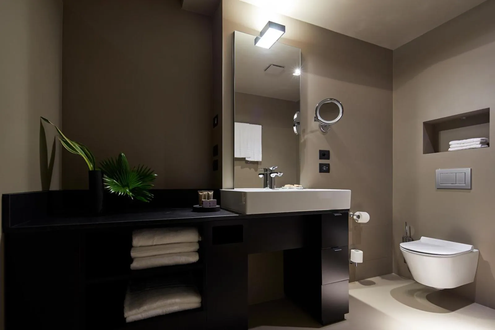 Toilet in Delparco Hotel