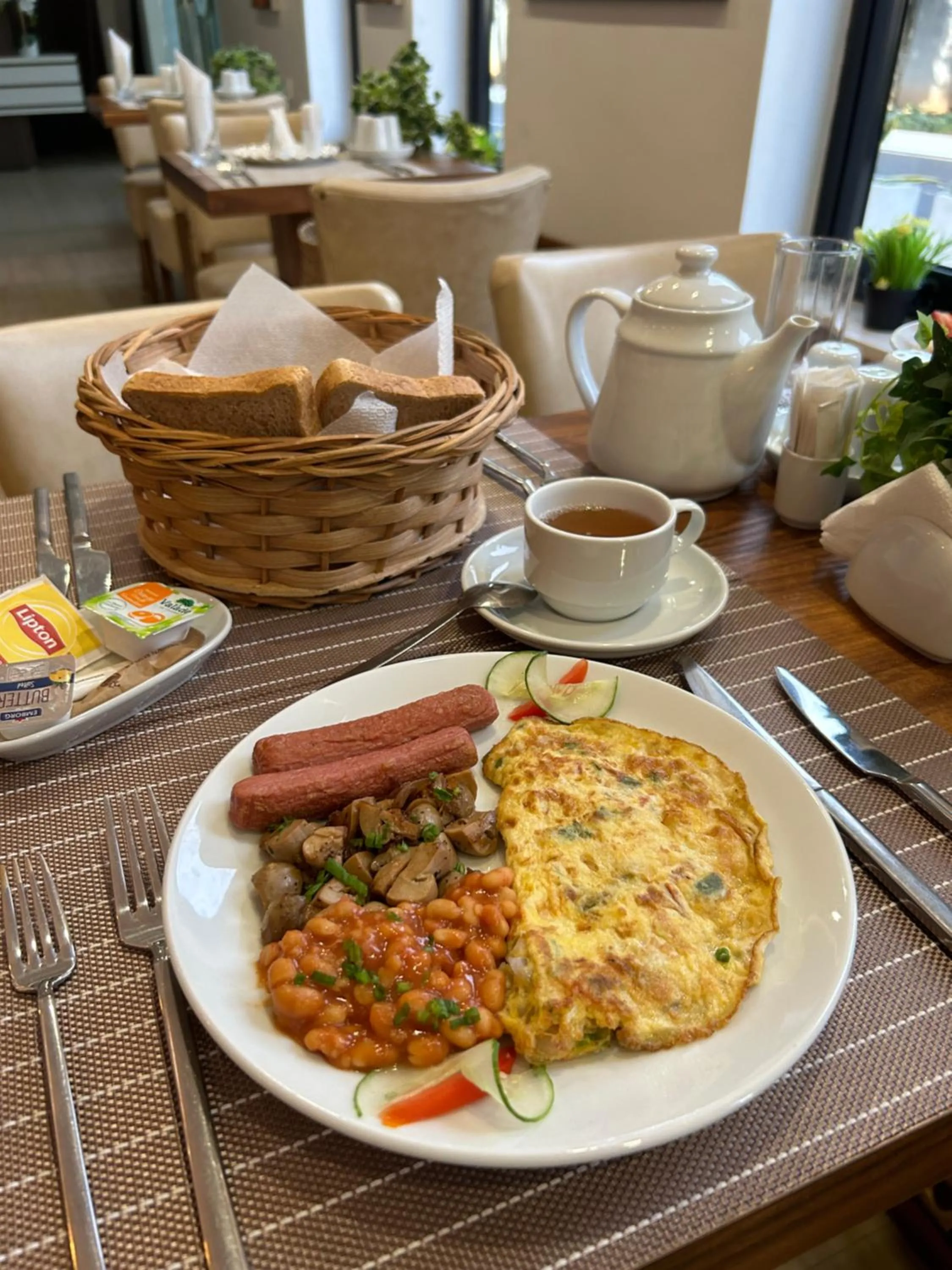 Restaurant/places to eat in The Cabin Hotel