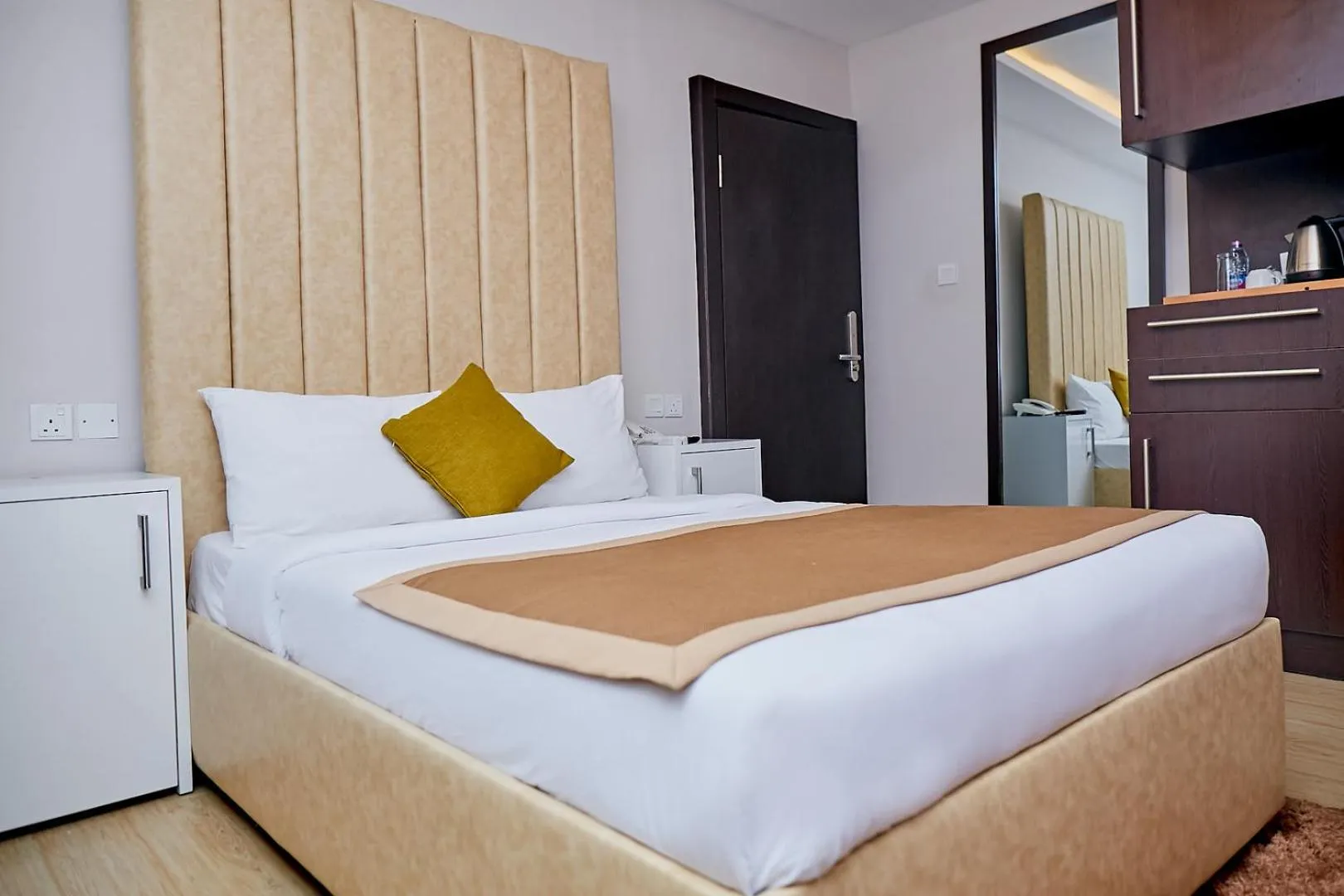 Bedroom, Bed in The Cabin Hotel