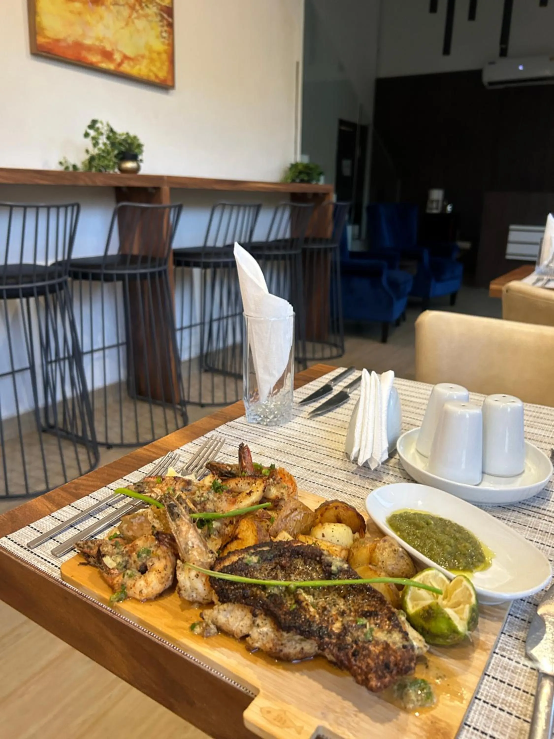 Restaurant/places to eat in The Cabin Hotel