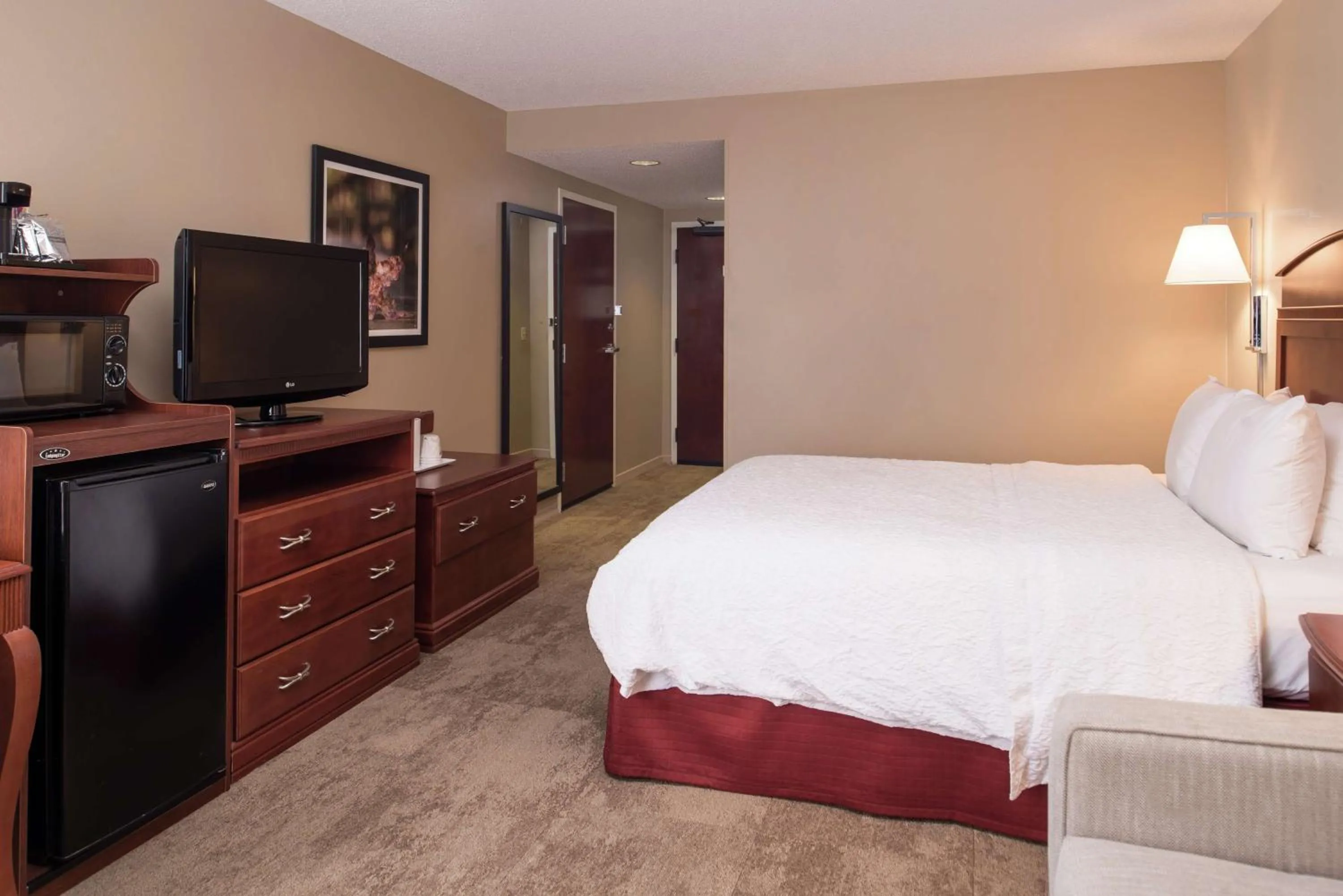 Kitchen or kitchenette, Bed in Hampton Inn Columbia Northeast-Fort Jackson Area