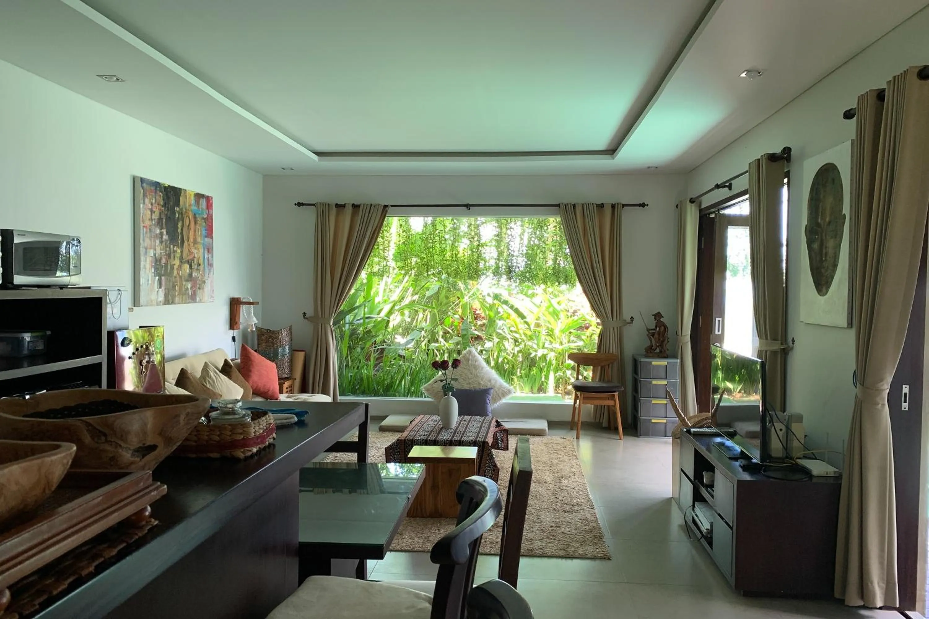TV and multimedia in The Ocean Views Luxury Villas & Apartment