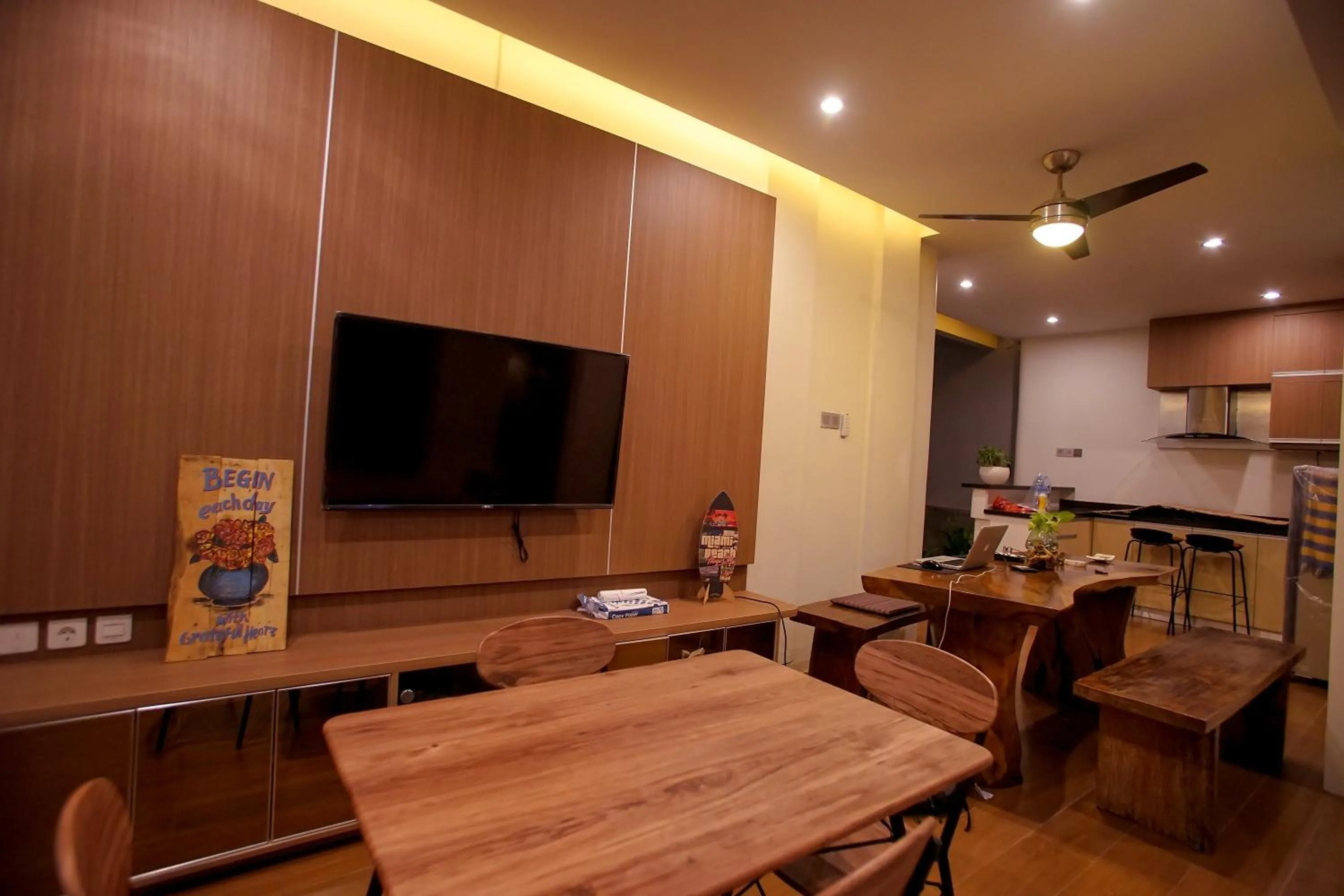 TV and multimedia in The Ocean Views Luxury Villas & Apartment