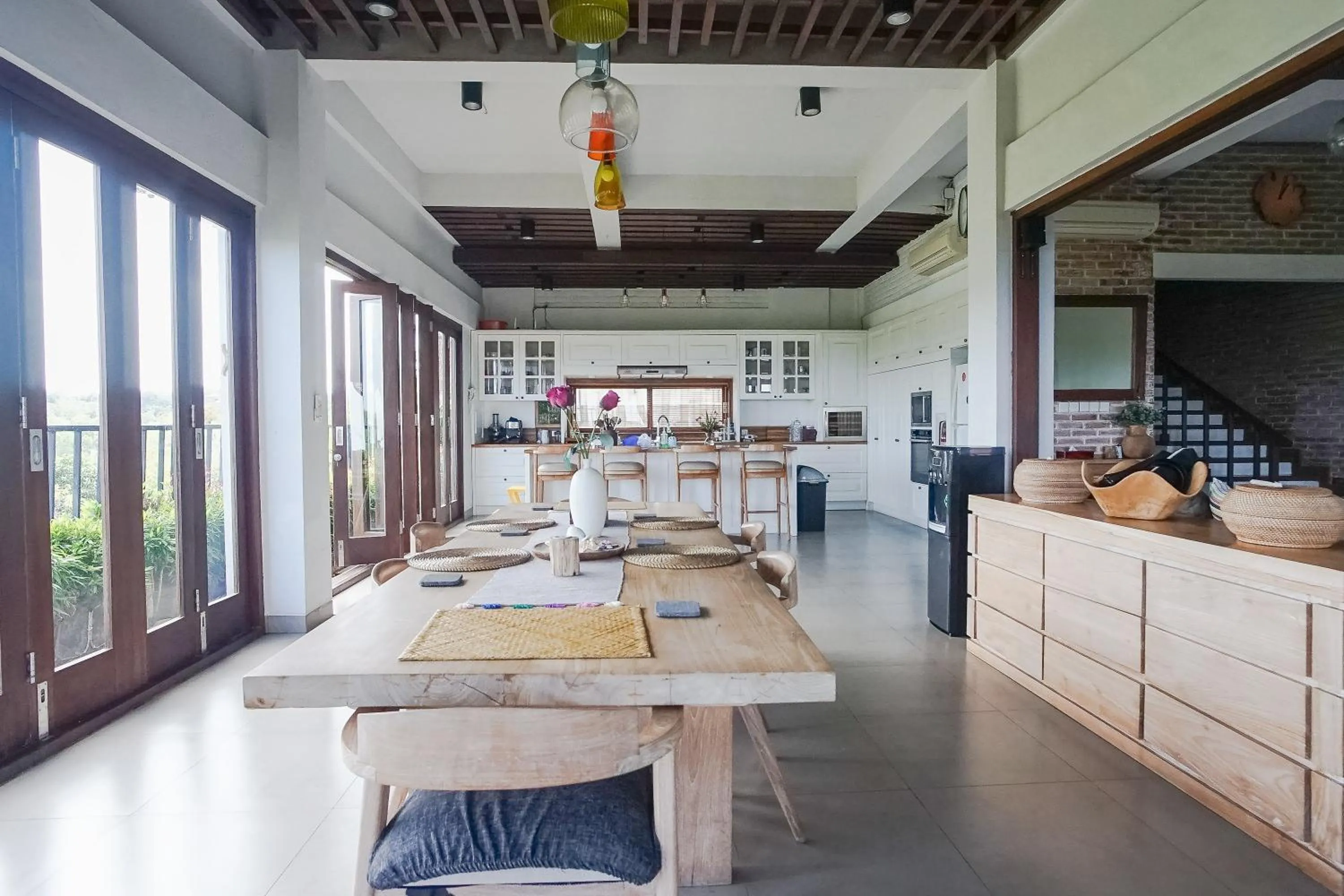 Restaurant/places to eat in The Ocean Views Luxury Villas & Apartment