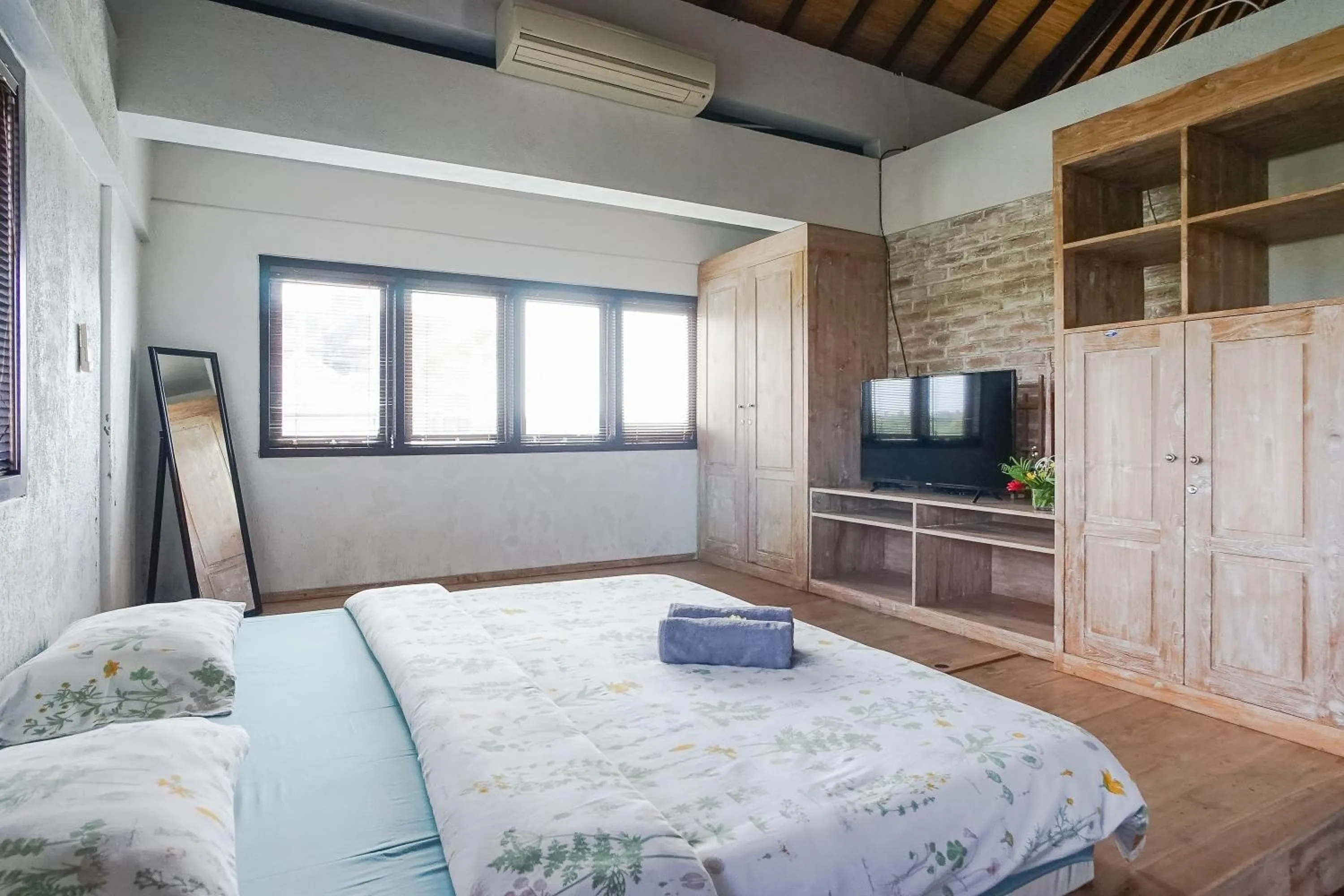 Bed in The Ocean Views Luxury Villas & Apartment