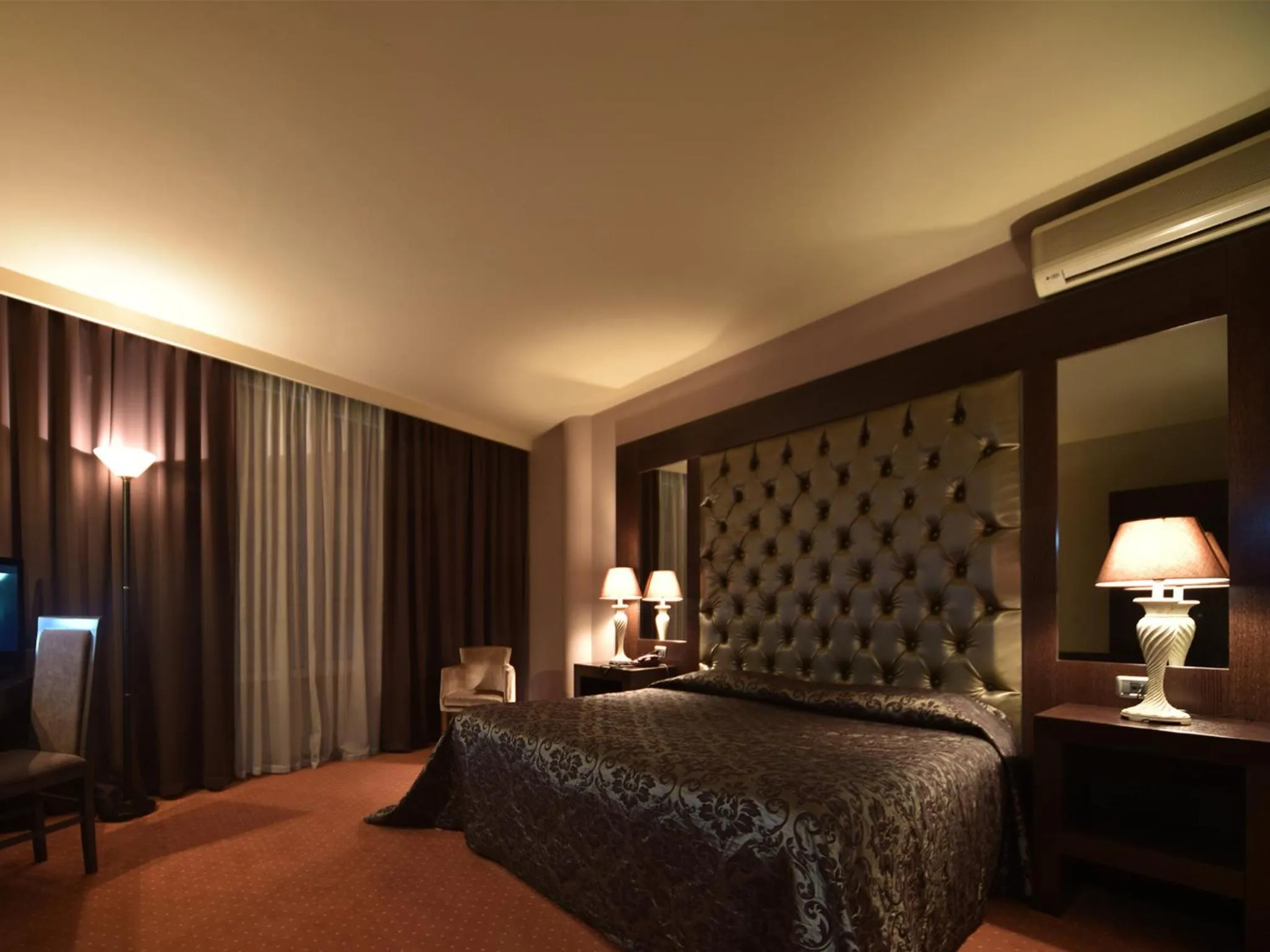 Living room, Bed in Hotel Doro City