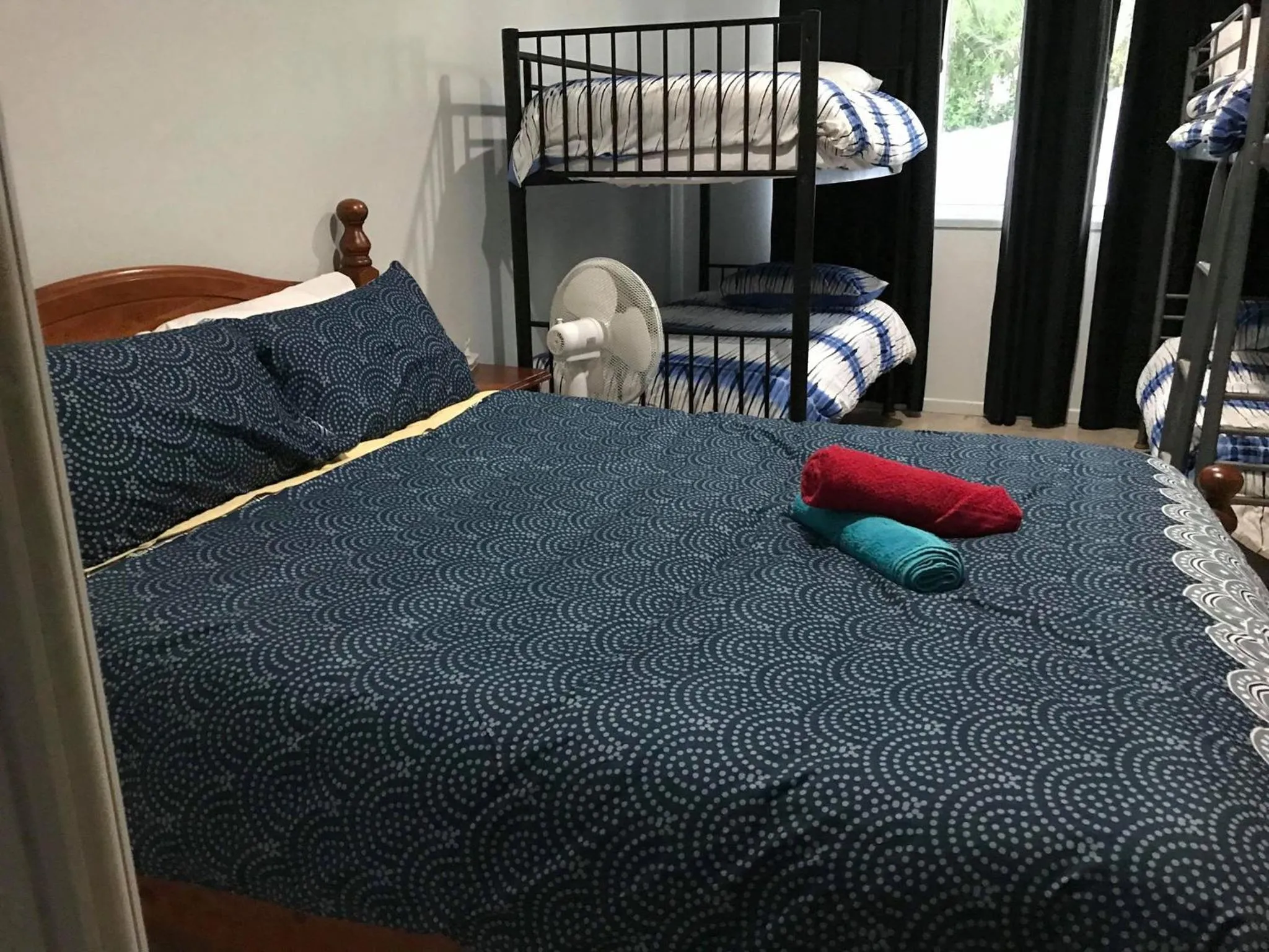 Bed in CASTAWAY BEACH HOUSE- NO Parties - NO Pets