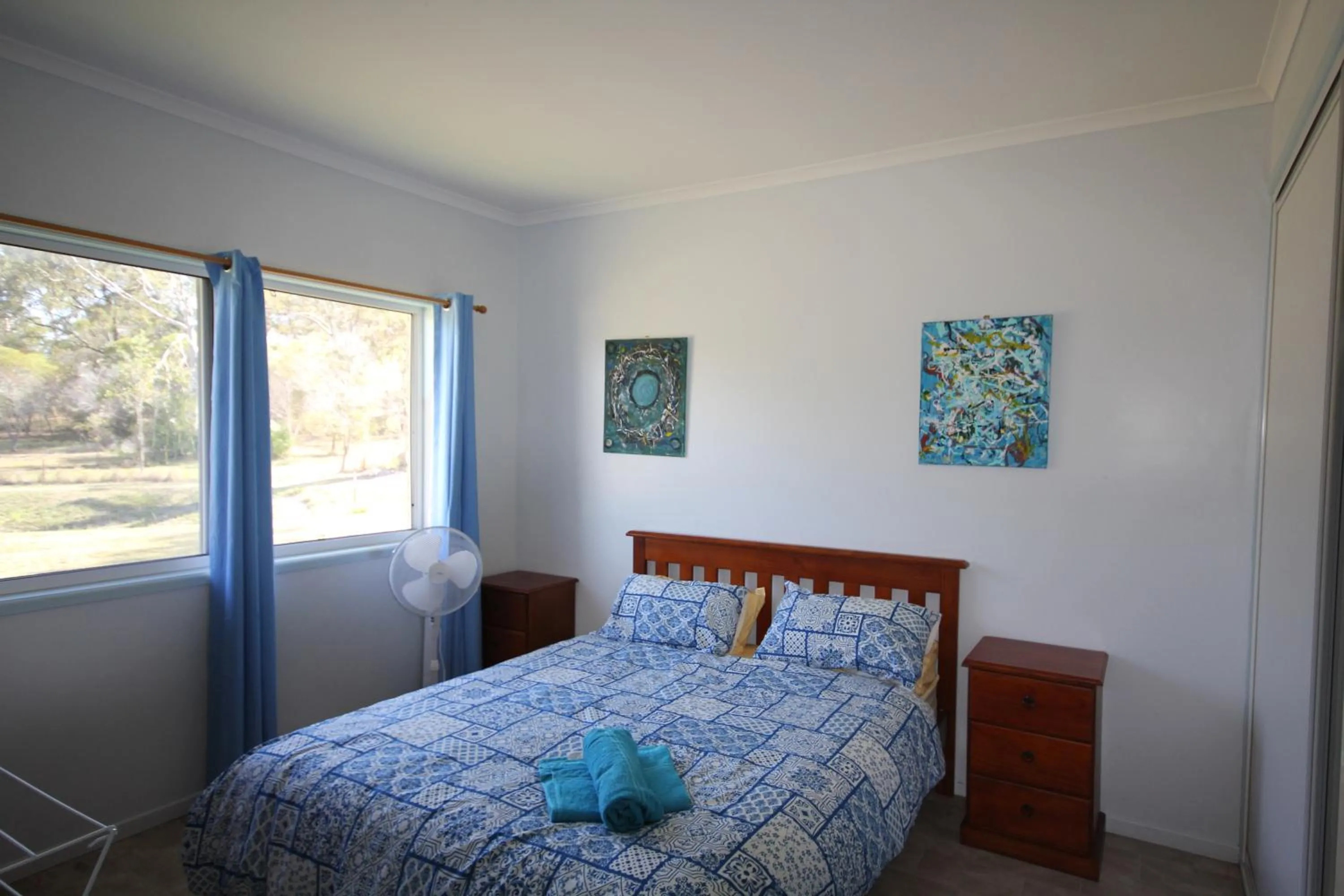Bed in CASTAWAY BEACH HOUSE- NO Parties - NO Pets