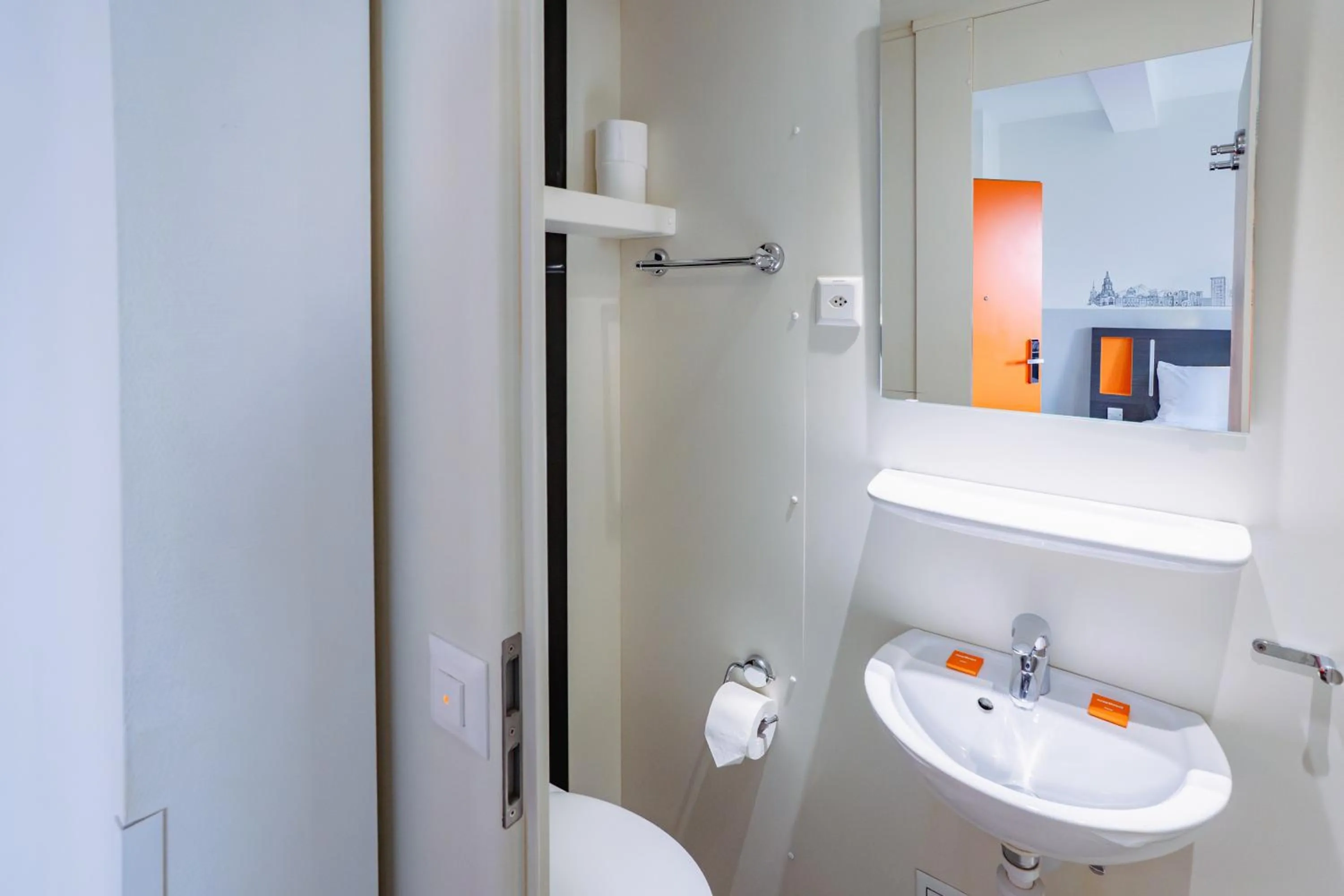 Toilet in easyHotel Zürich City West