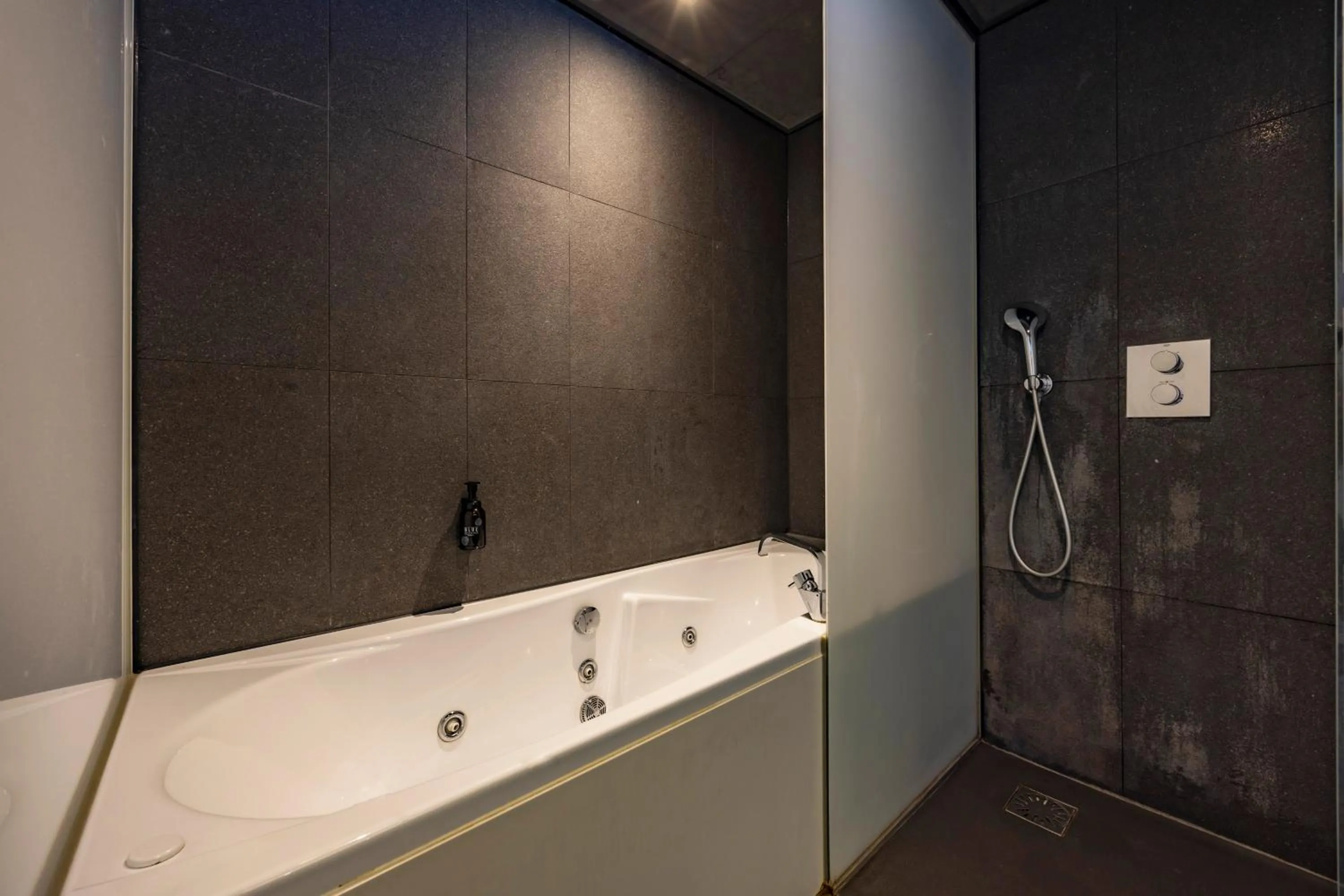 Bathroom in Fletcher Hotel-Restaurant Teugel Uden-Veghel