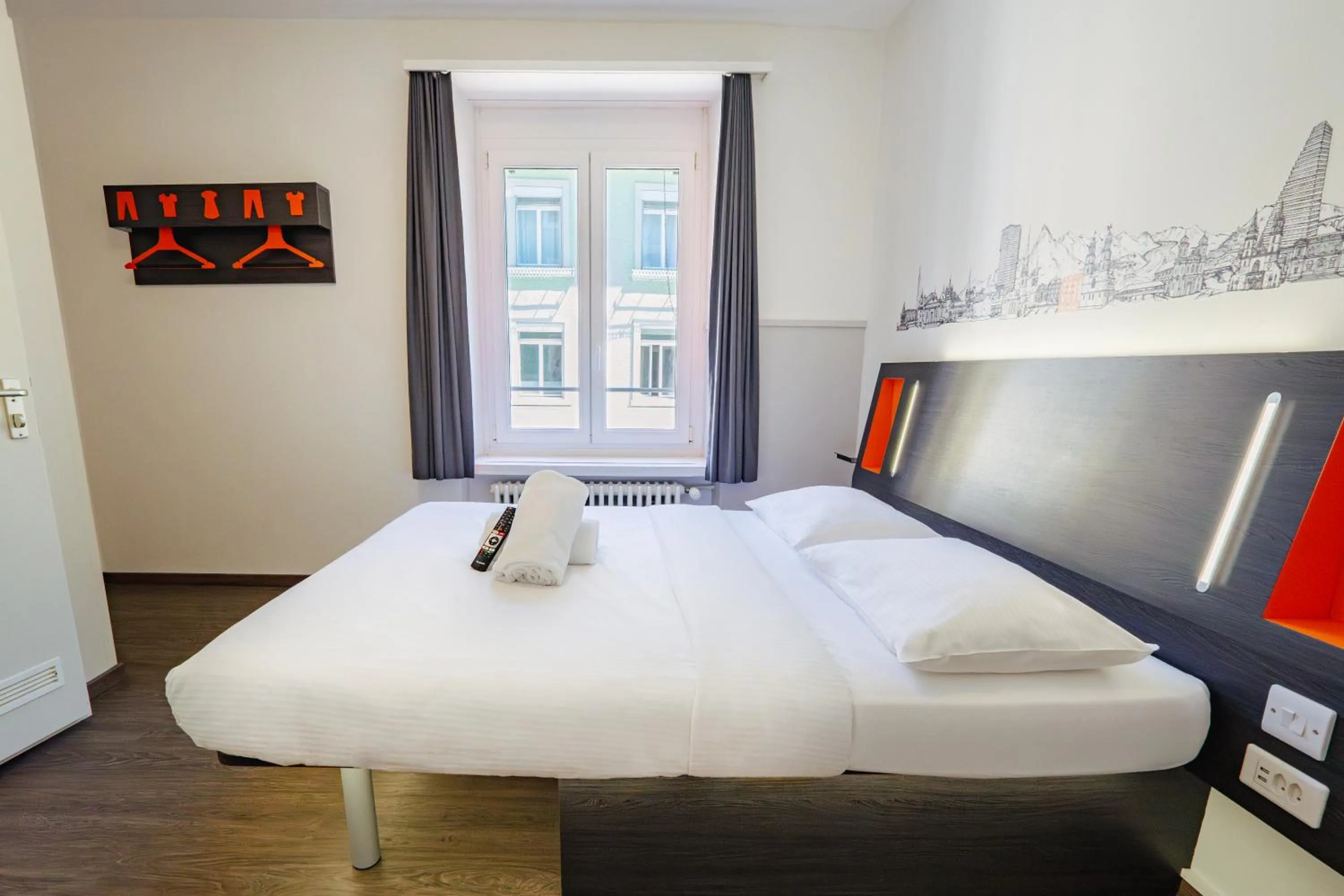 Photo of the whole room, Bed in easyHotel Zürich City Limmatplatz