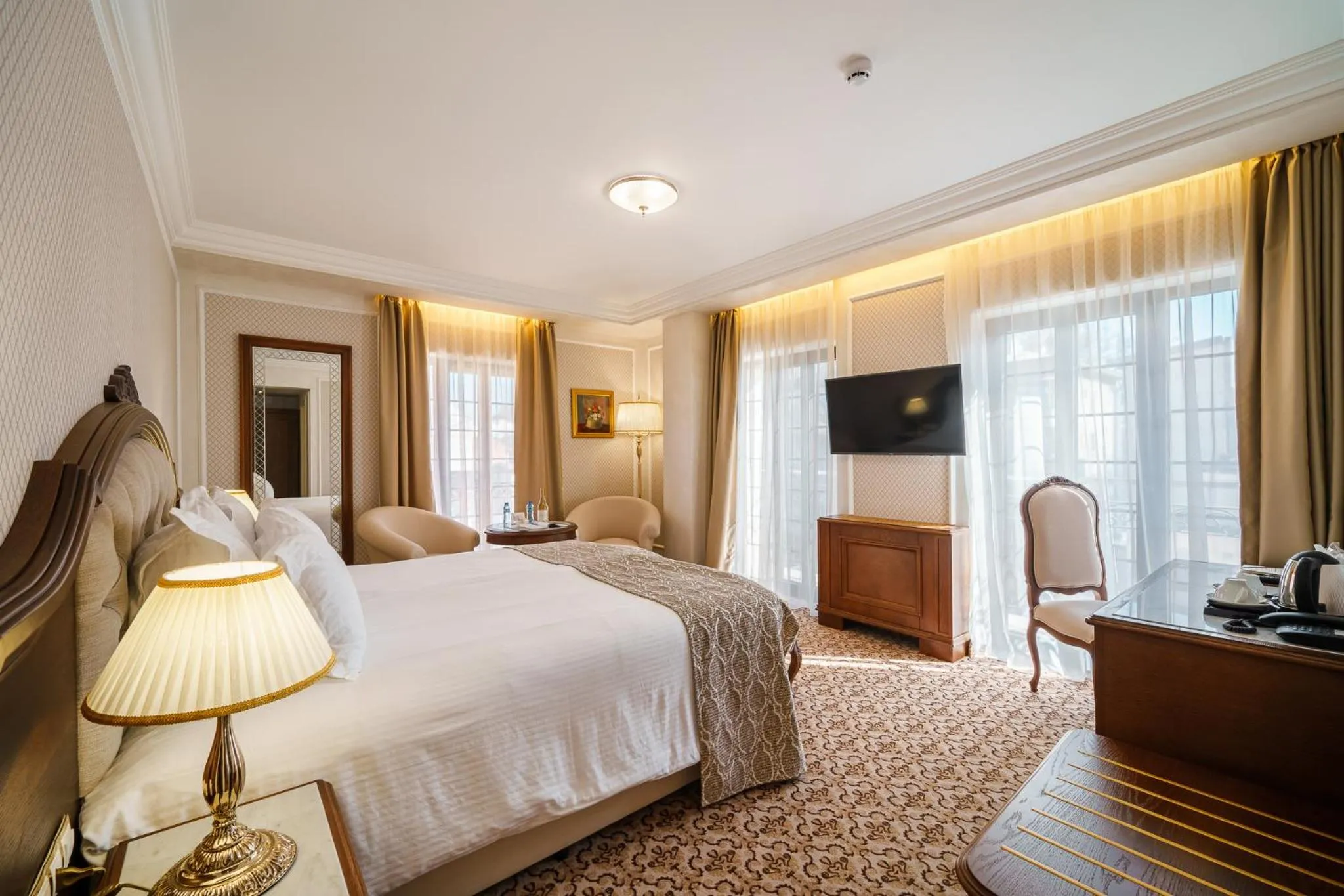 Photo of the whole room, Bed in Residence City Garden - Certificate of Excellence Top 10 BEST Five-Stars City Hotels for 2024 awarded by HTIF