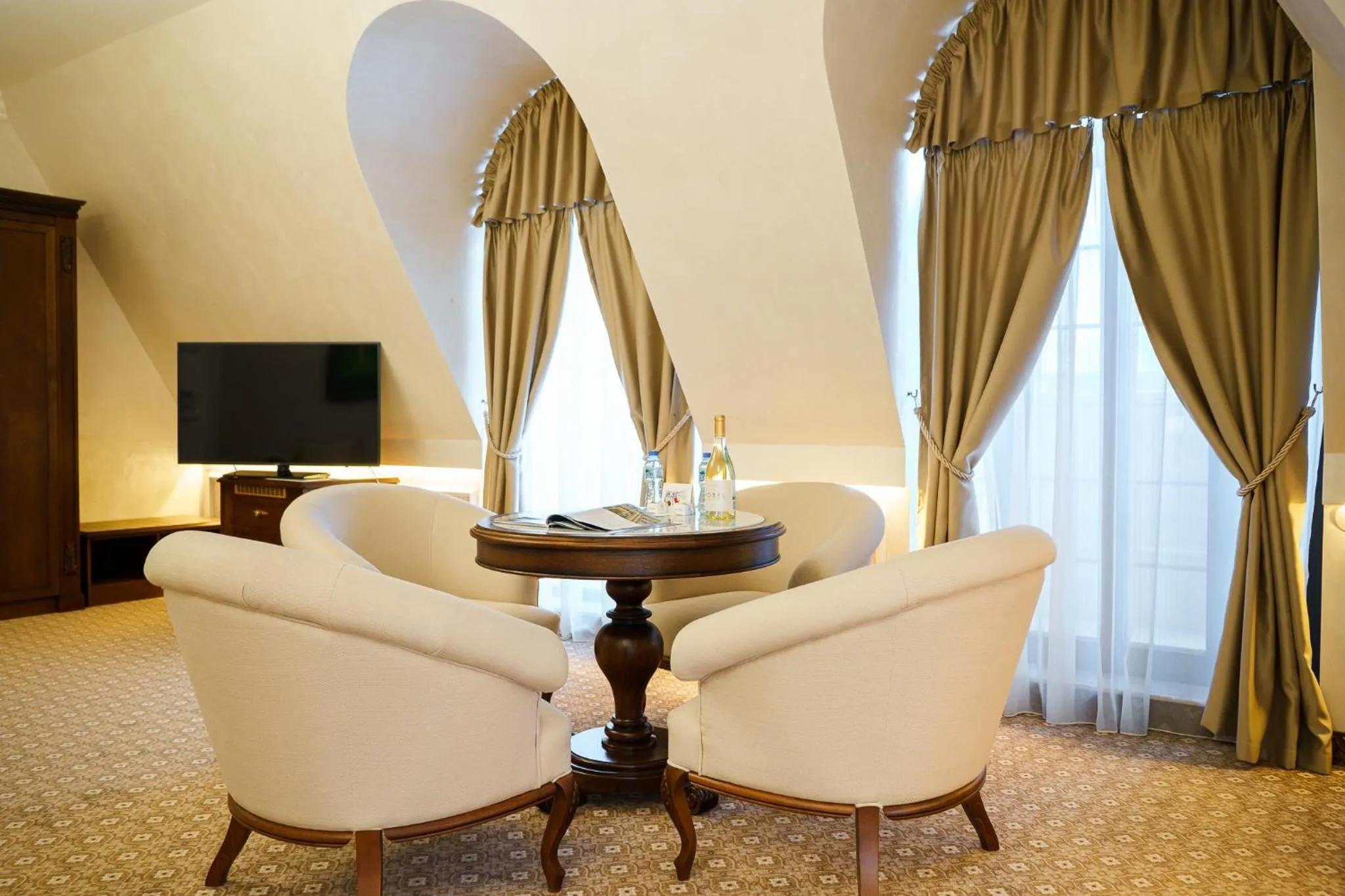 Seating area in Residence City Garden - Certificate of Excellence Top 10 BEST Five-Stars City Hotels for 2024 awarded by HTIF