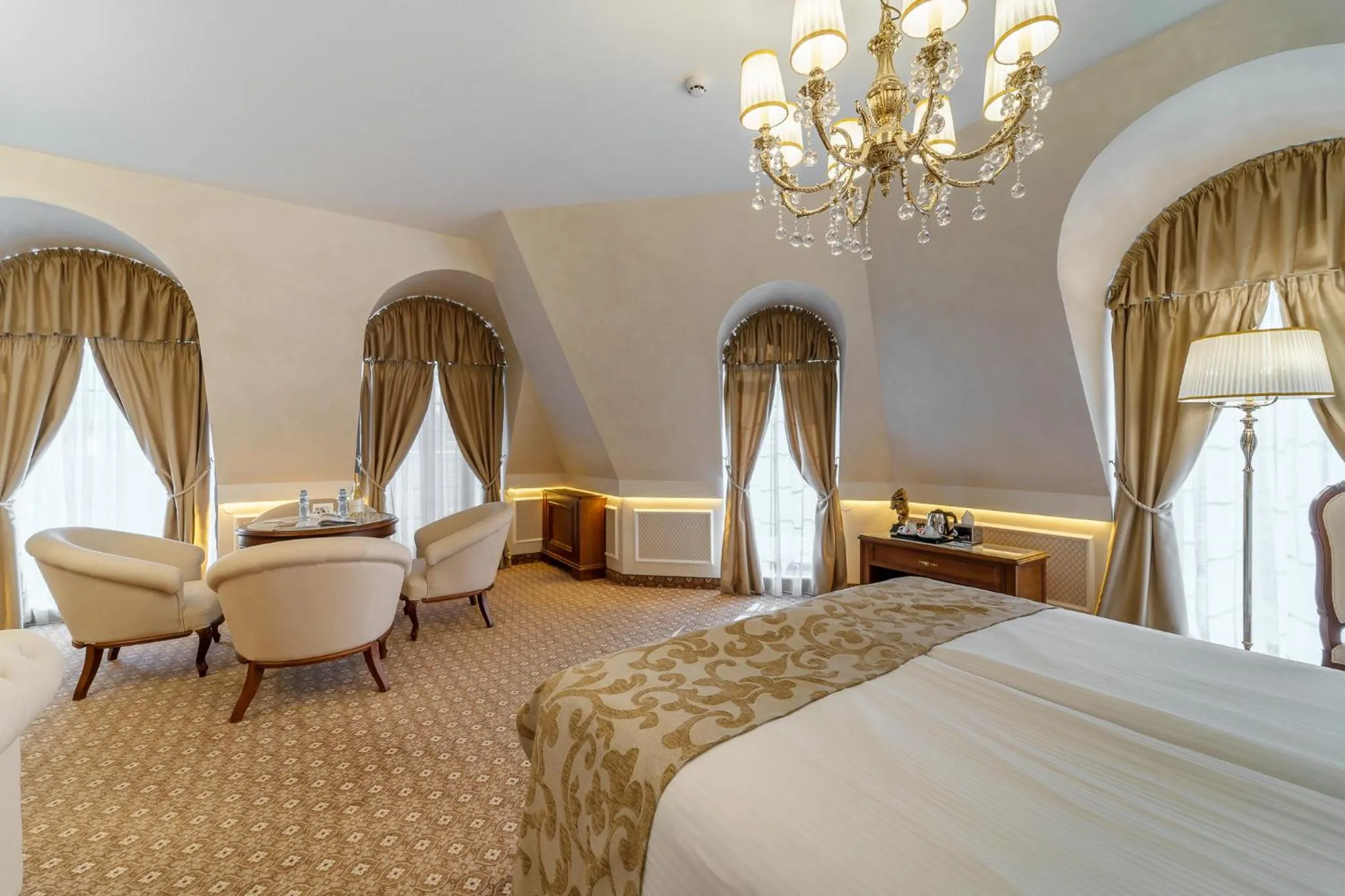 Photo of the whole room, Bed in Residence City Garden - Certificate of Excellence Top 10 BEST Five-Stars City Hotels for 2024 awarded by HTIF