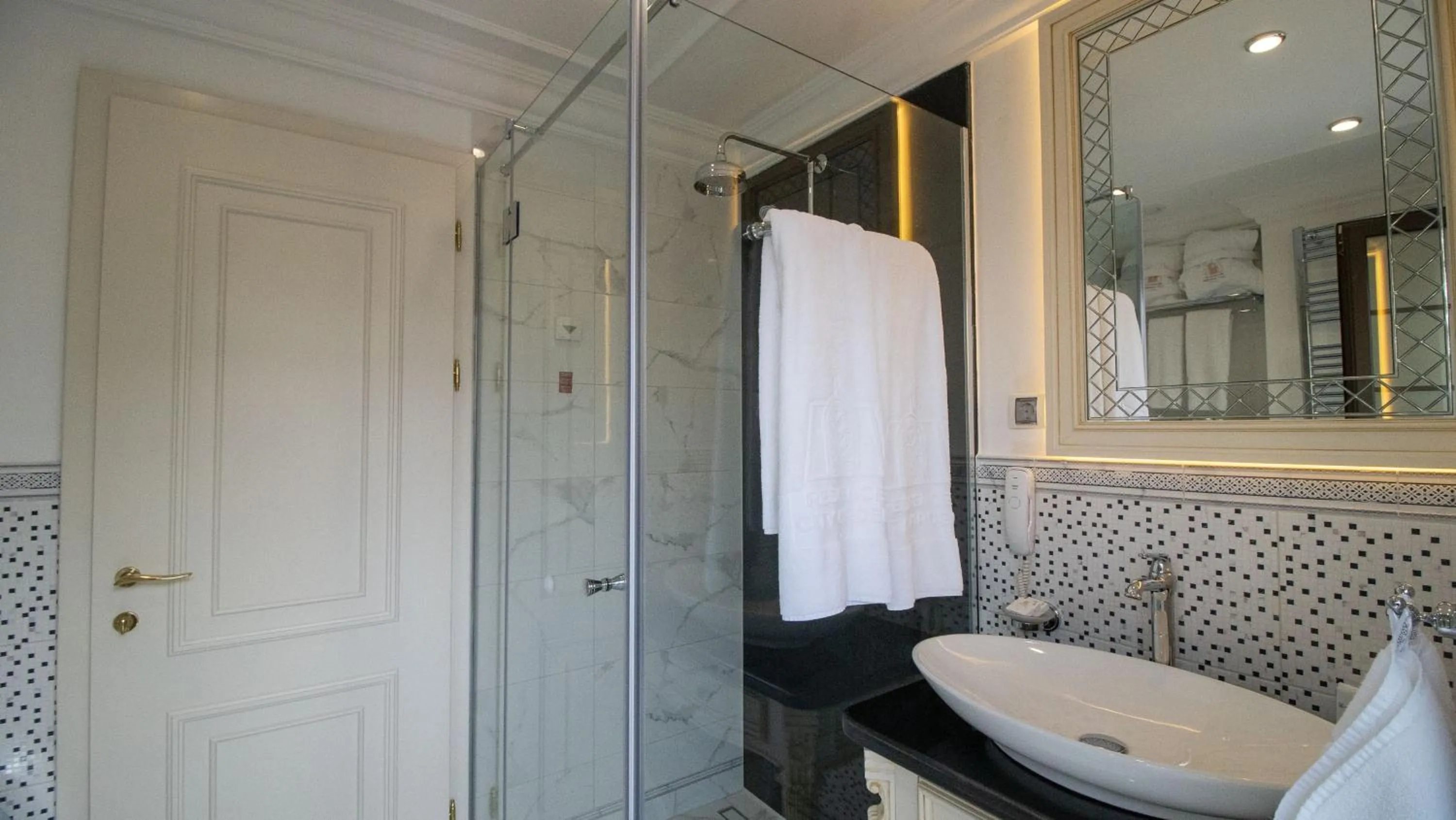 Bathroom in Residence City Garden - Certificate of Excellence Top 10 BEST Five-Stars City Hotels for 2024 awarded by HTIF
