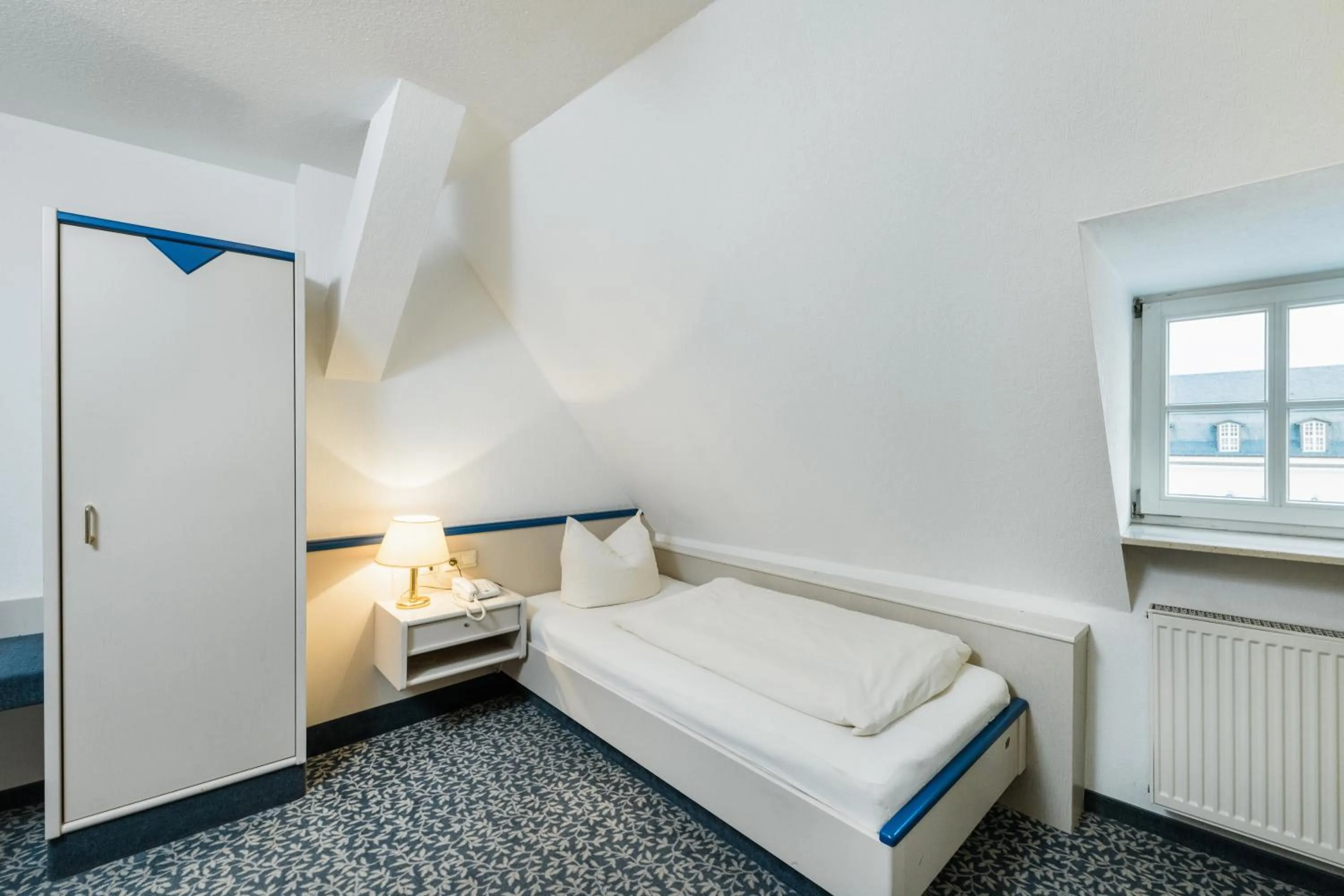 Bedroom, Bed in Hotel am Markt