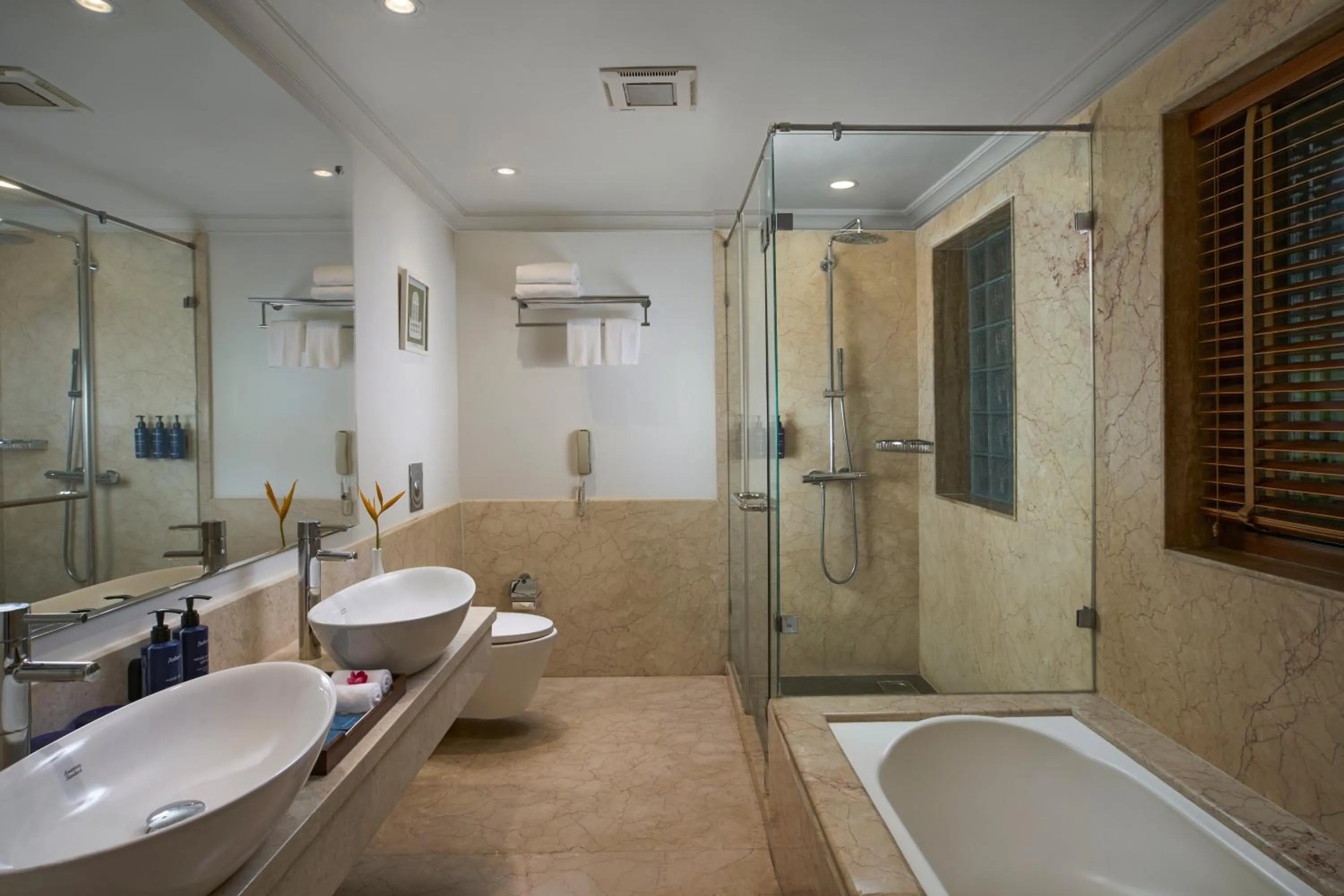 Bathroom in Radisson Blu Resort, Goa