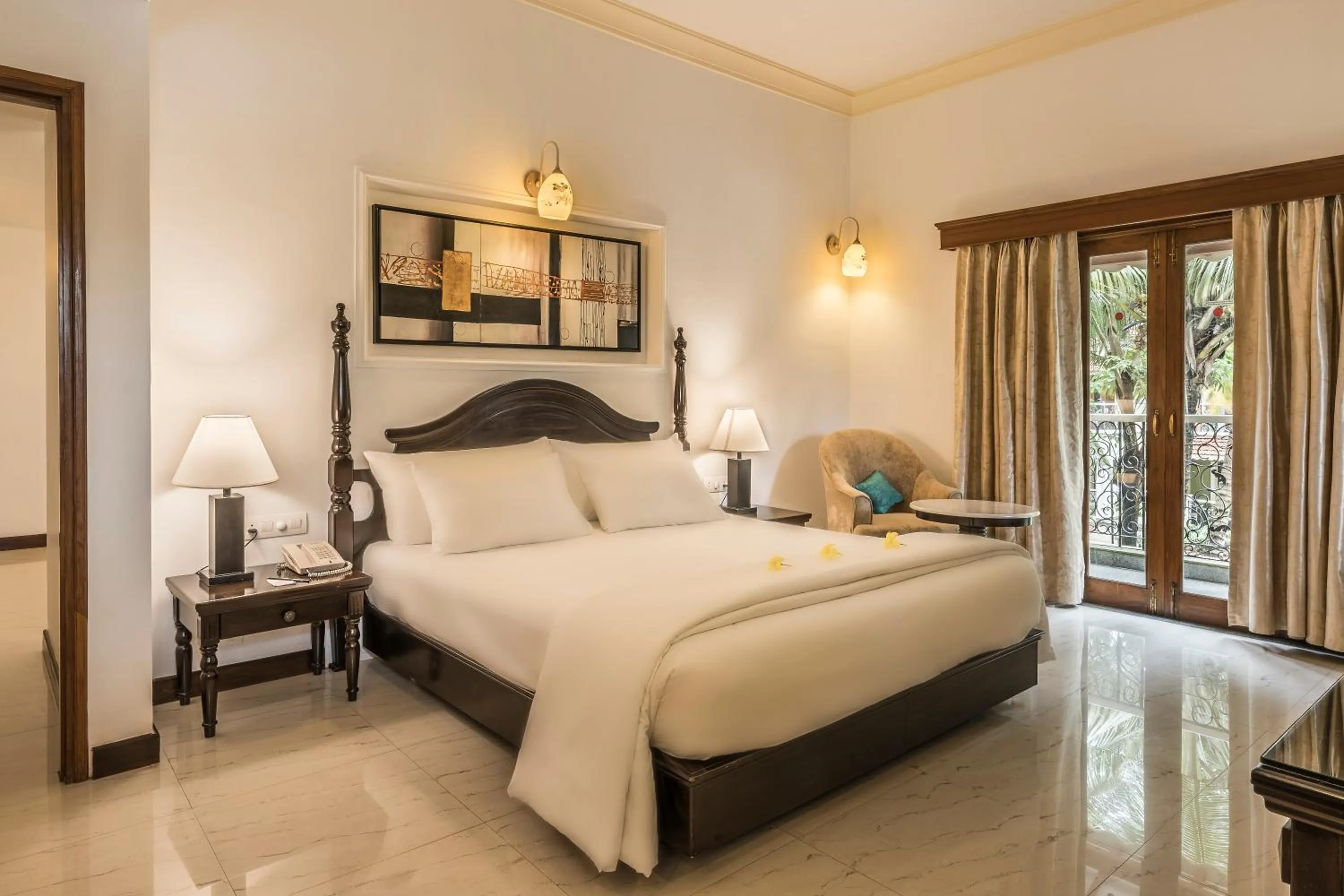 Garden view, Bed in Radisson Blu Resort, Goa