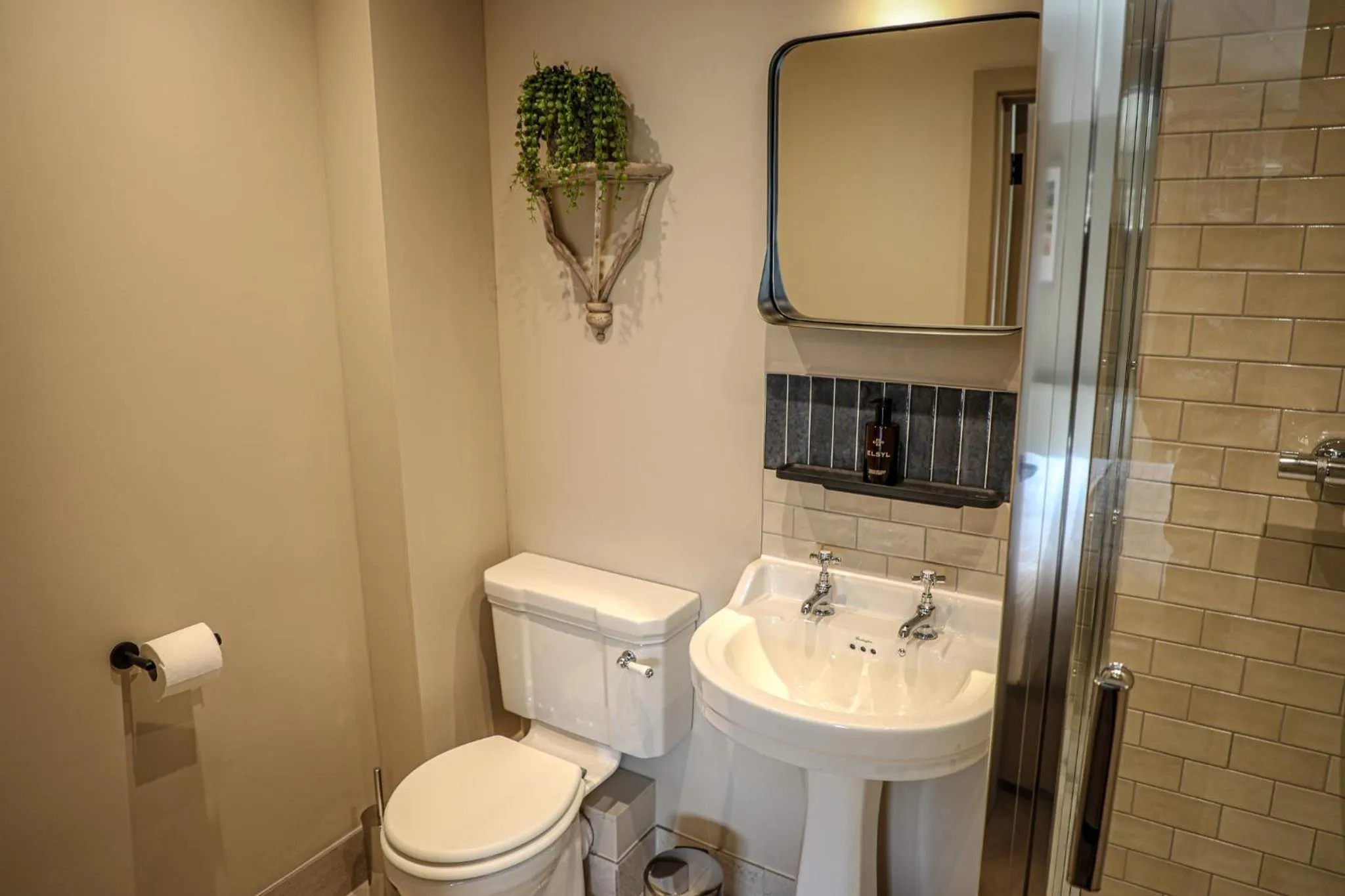 Bedroom in Bridge End Hotel