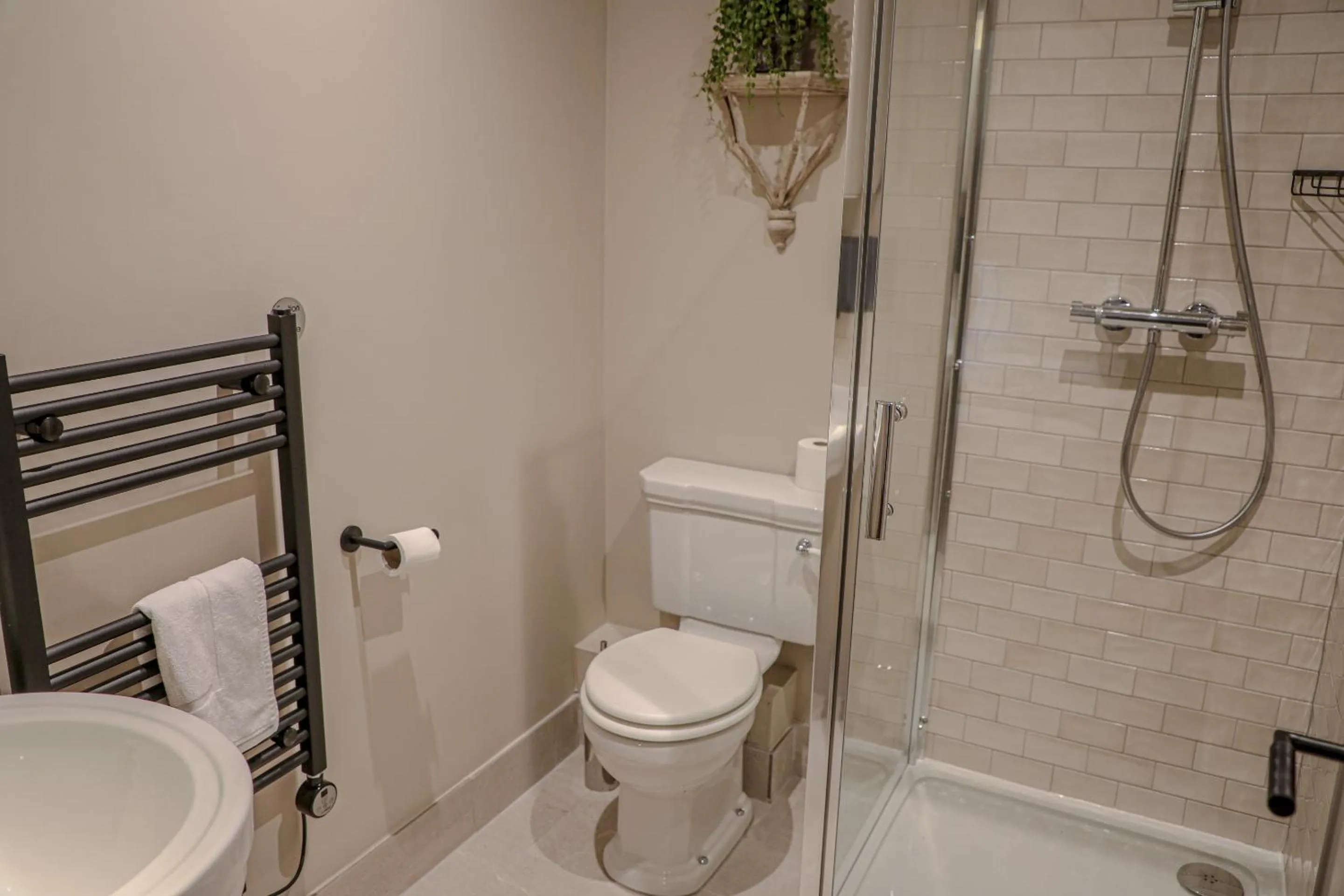 Bathroom in Bridge End Hotel