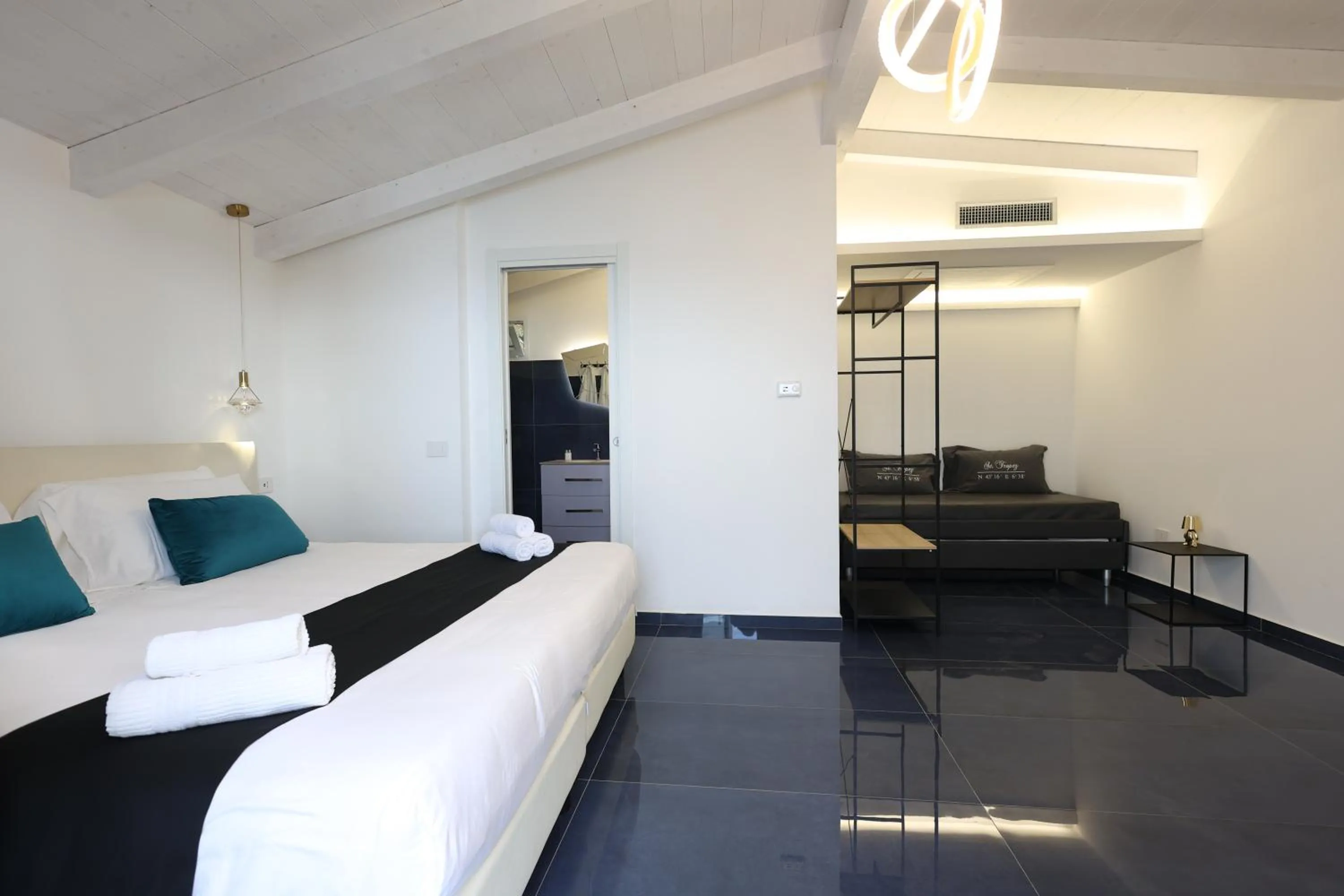 Photo of the whole room in Oldwell Hotel