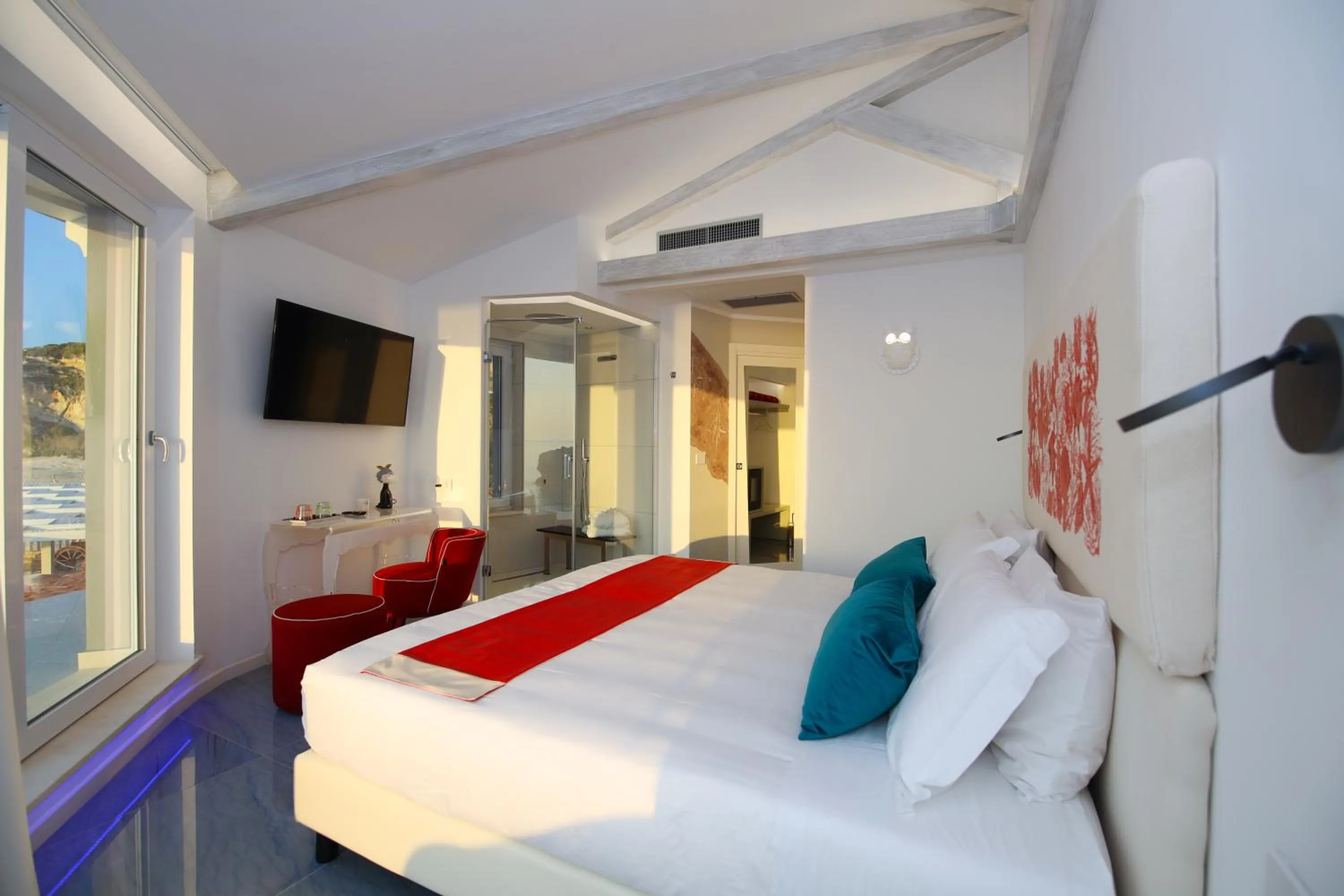 Photo of the whole room, Bed in Oldwell Hotel