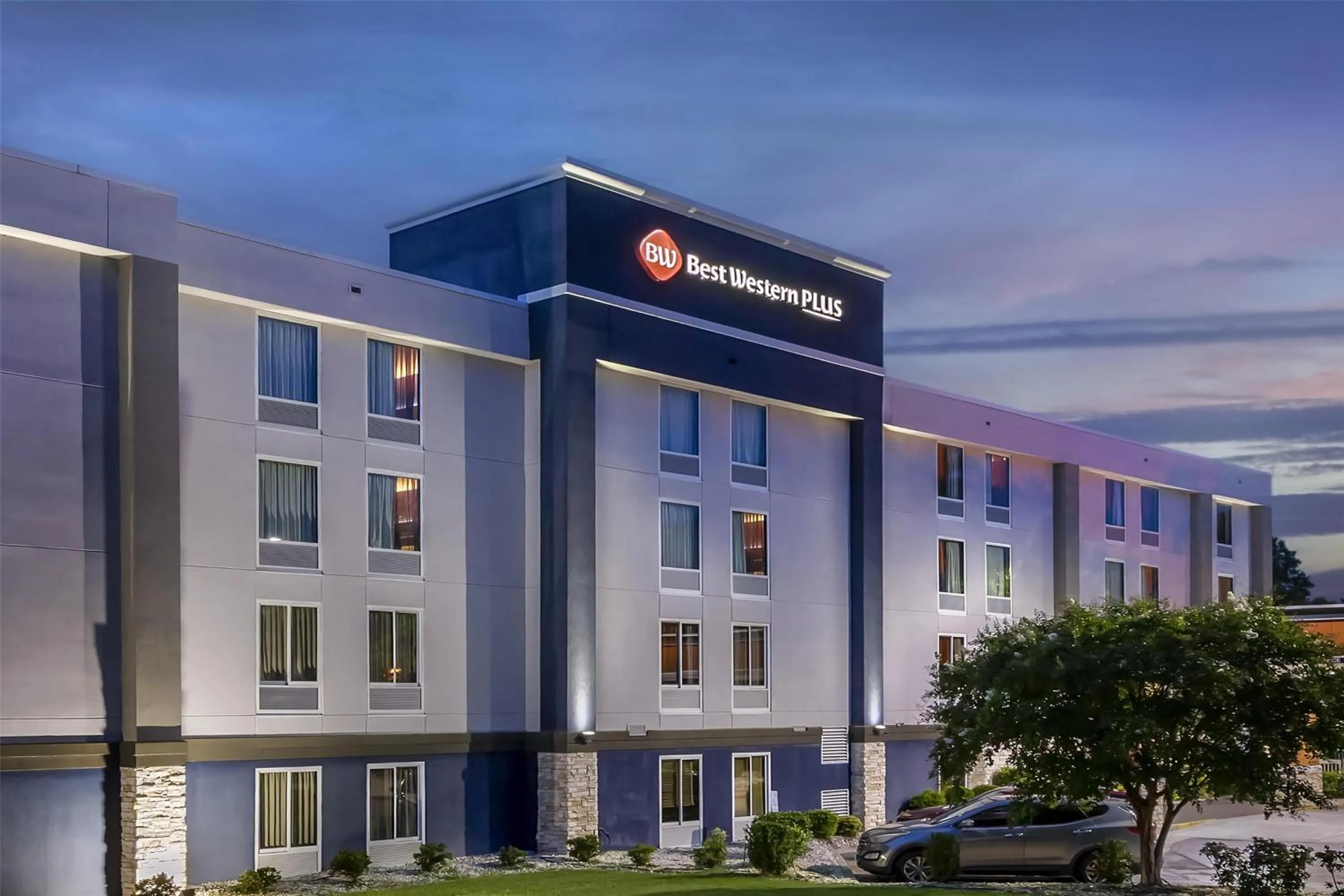 Property building in Best Western Plus Lexington Inn
