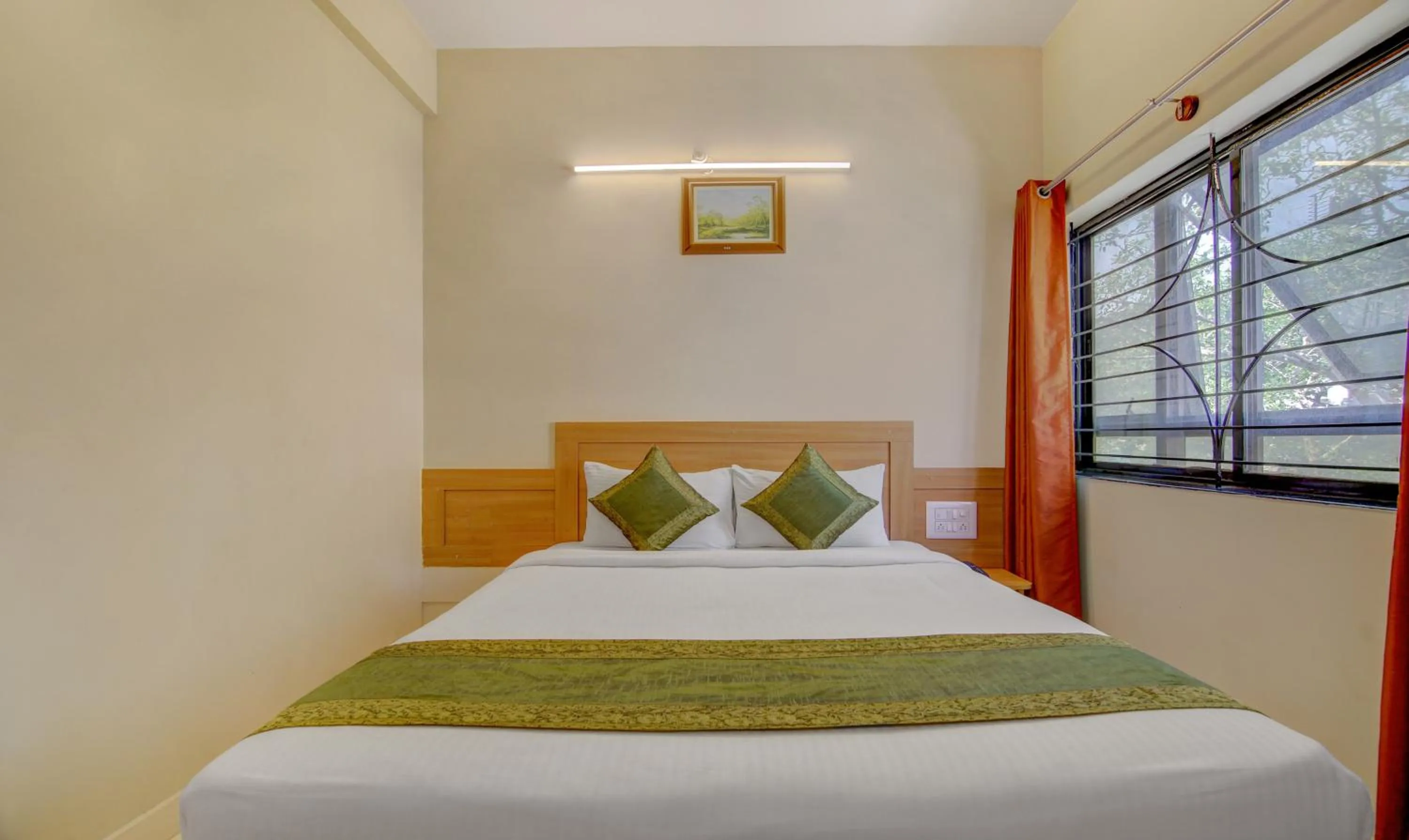 Bedroom, Bed in Itsy Hotels KES Residency, 10 Min From KSR Bengaluru City Junction