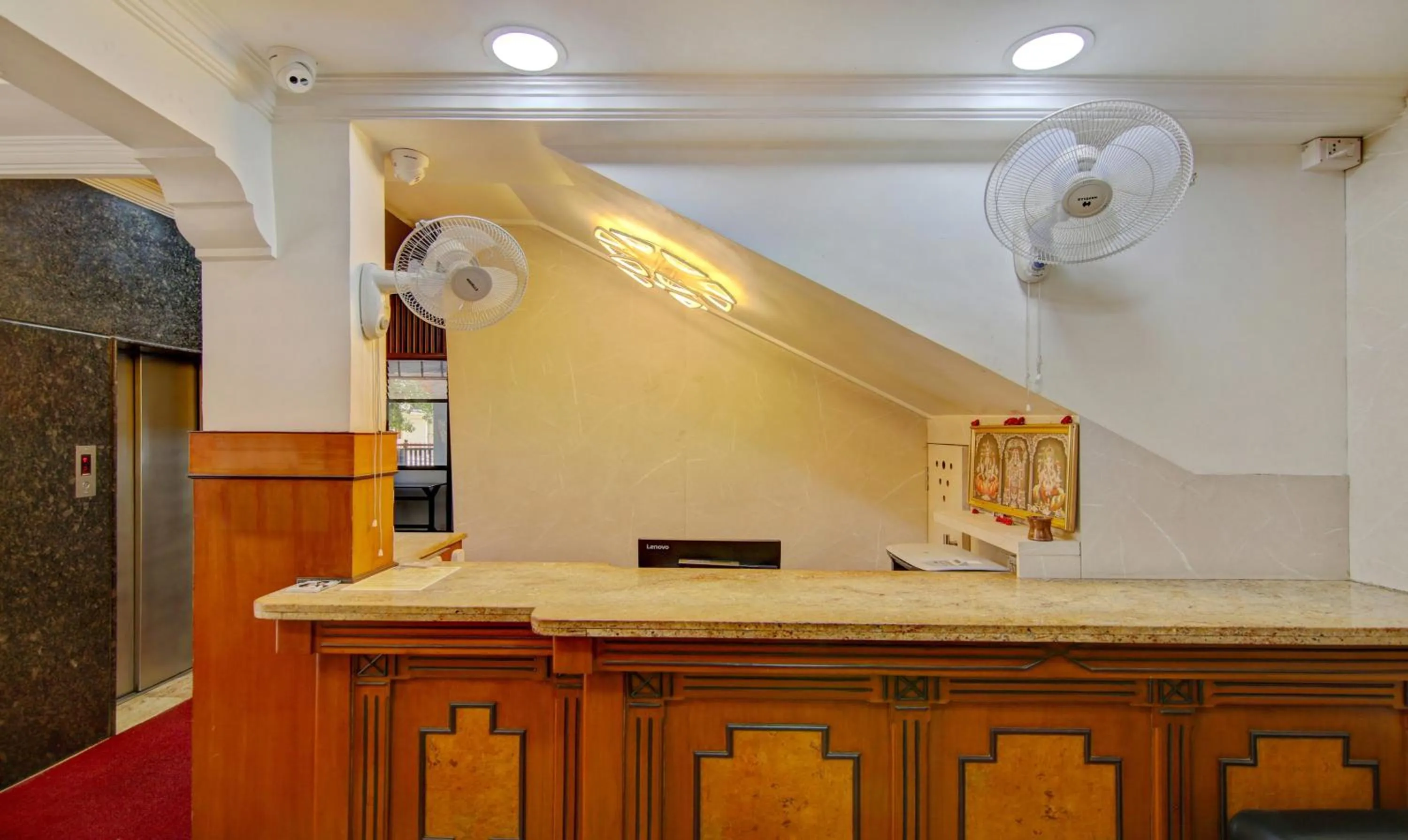Lobby or reception in Itsy Hotels KES Residency, 10 Min From KSR Bengaluru City Junction