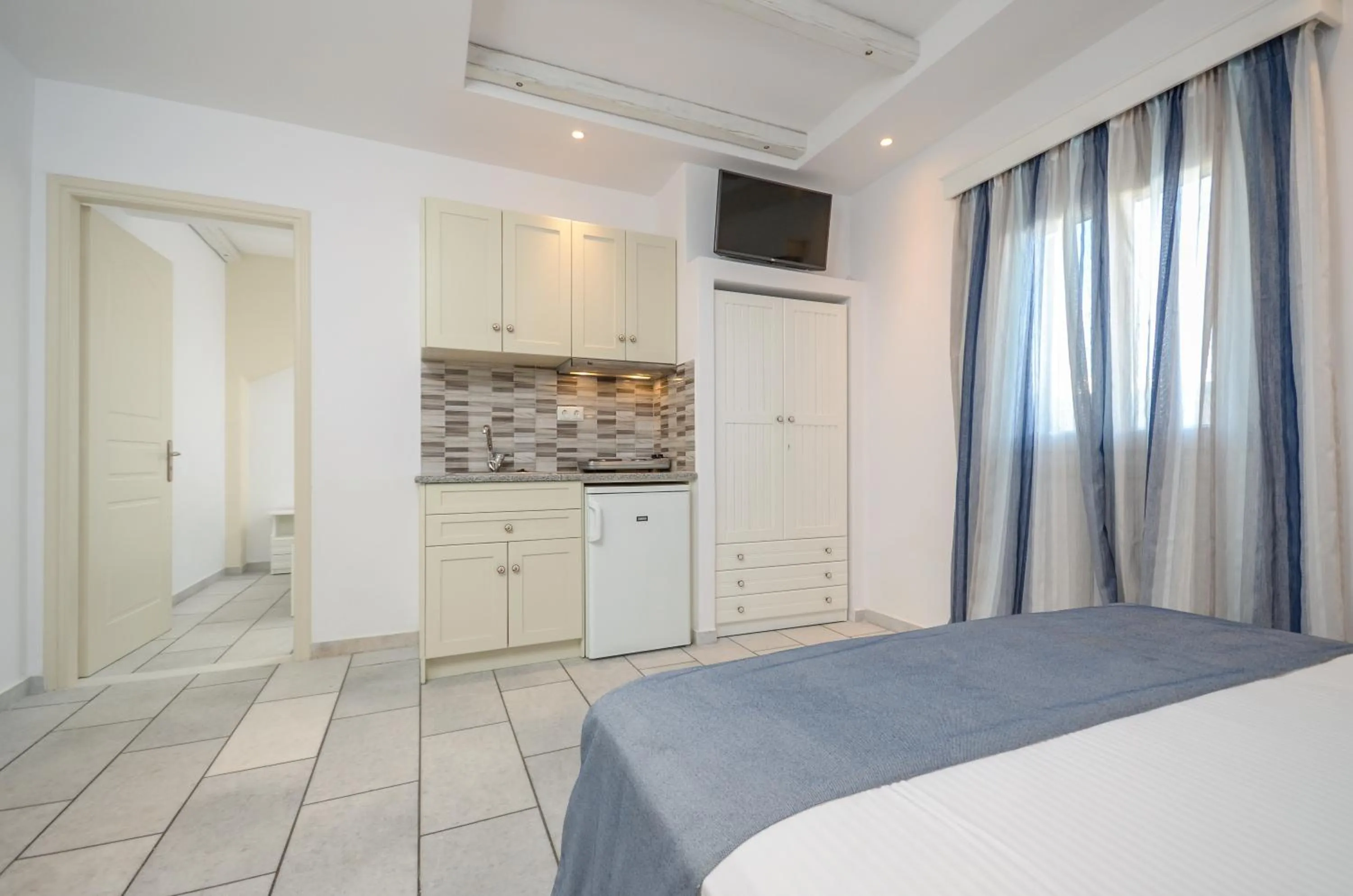 Bed in Summer Dream 1