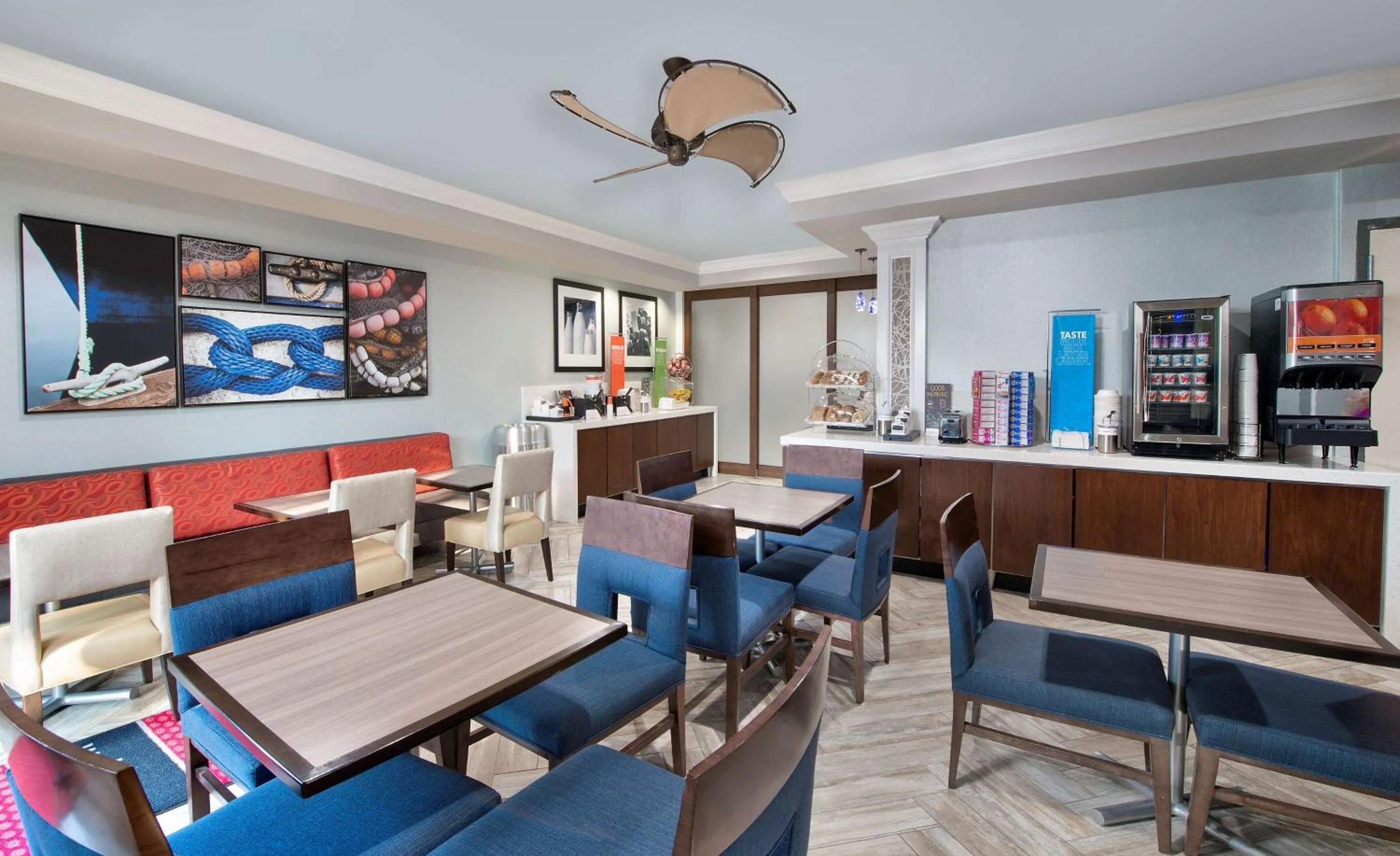 Dining area in Hampton Inn Naples - I-75