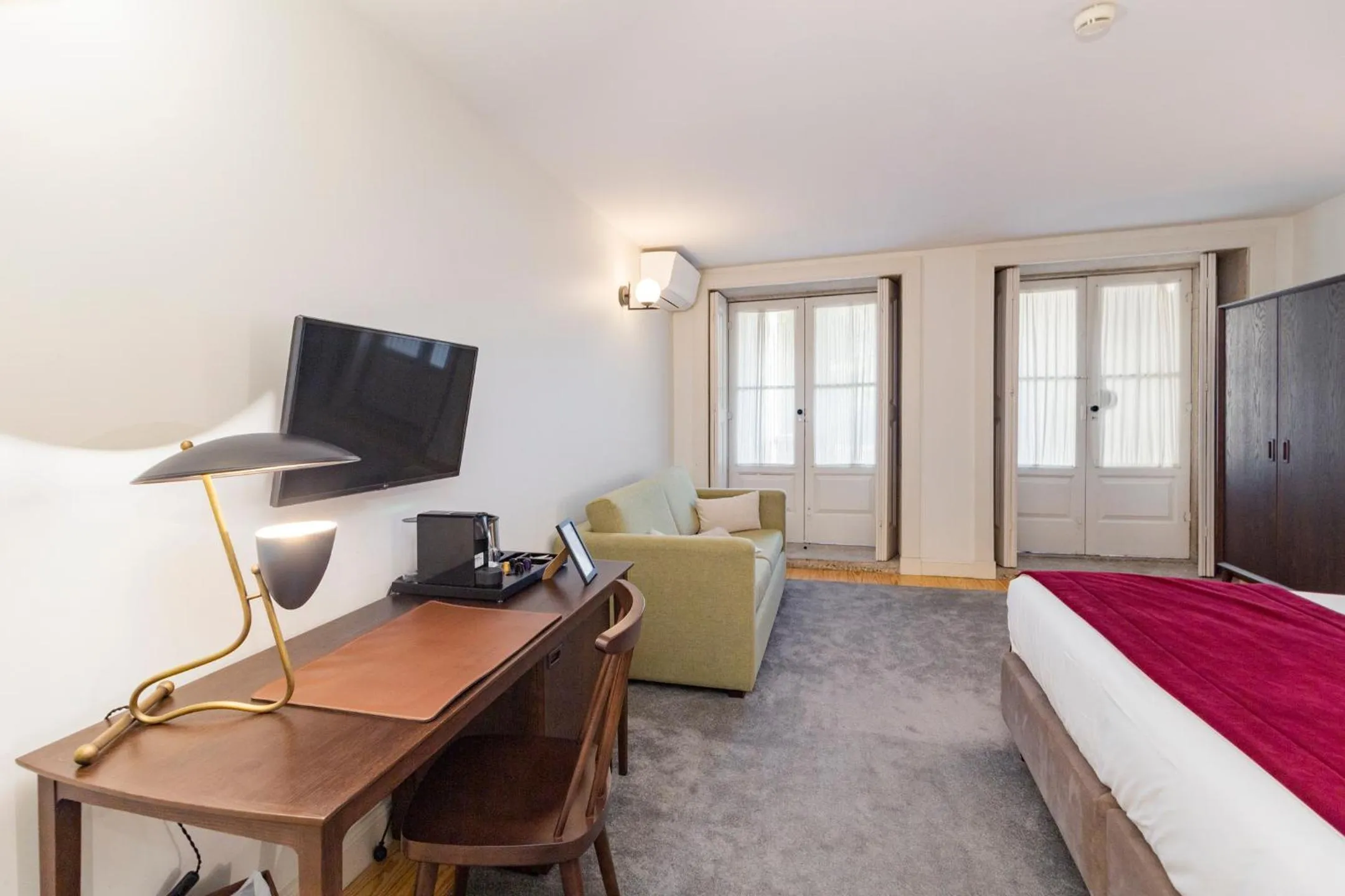 TV and multimedia, Bed in Marquês Garden House by Olivia