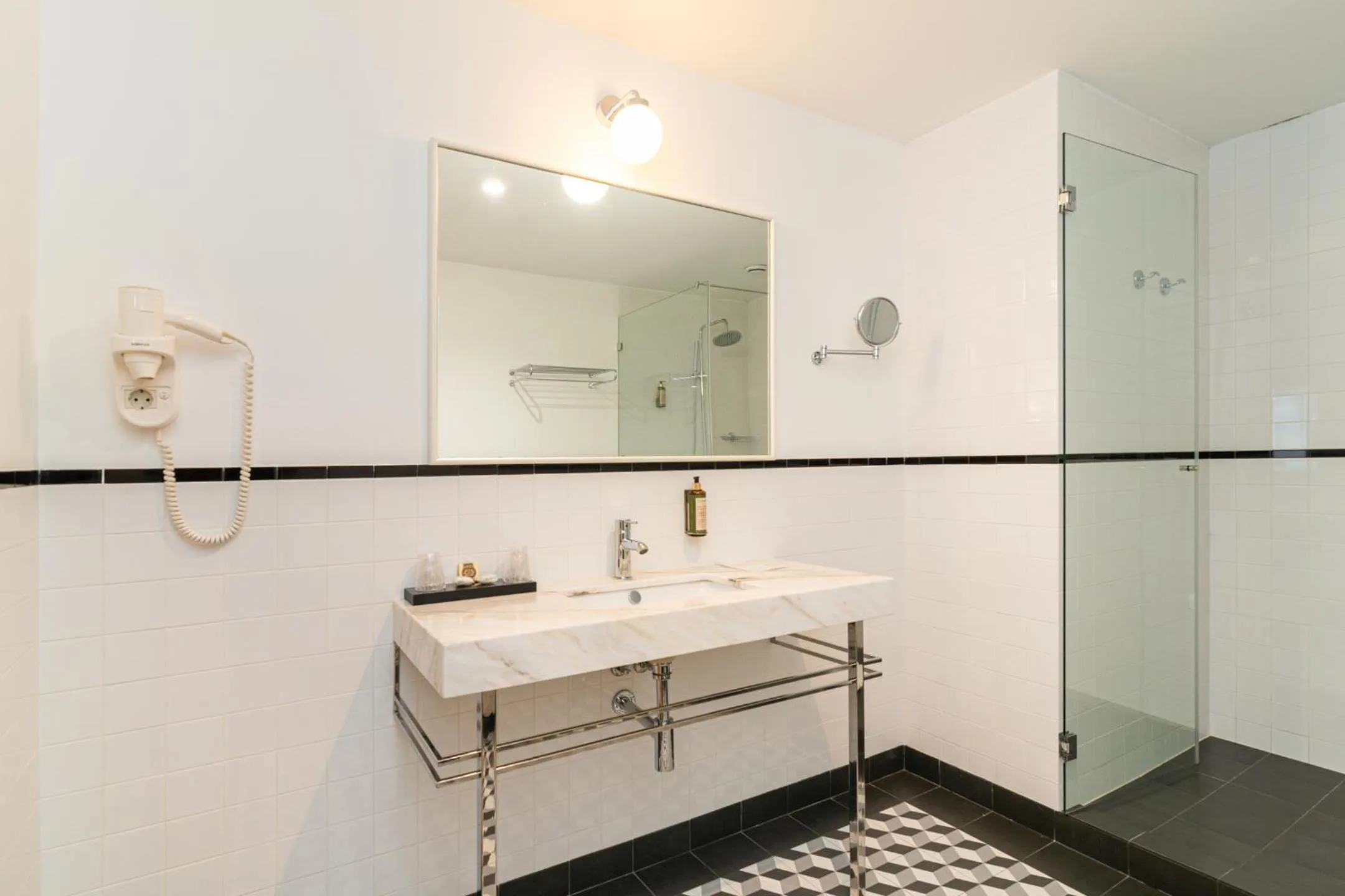 Bathroom in Marquês Garden House by Olivia