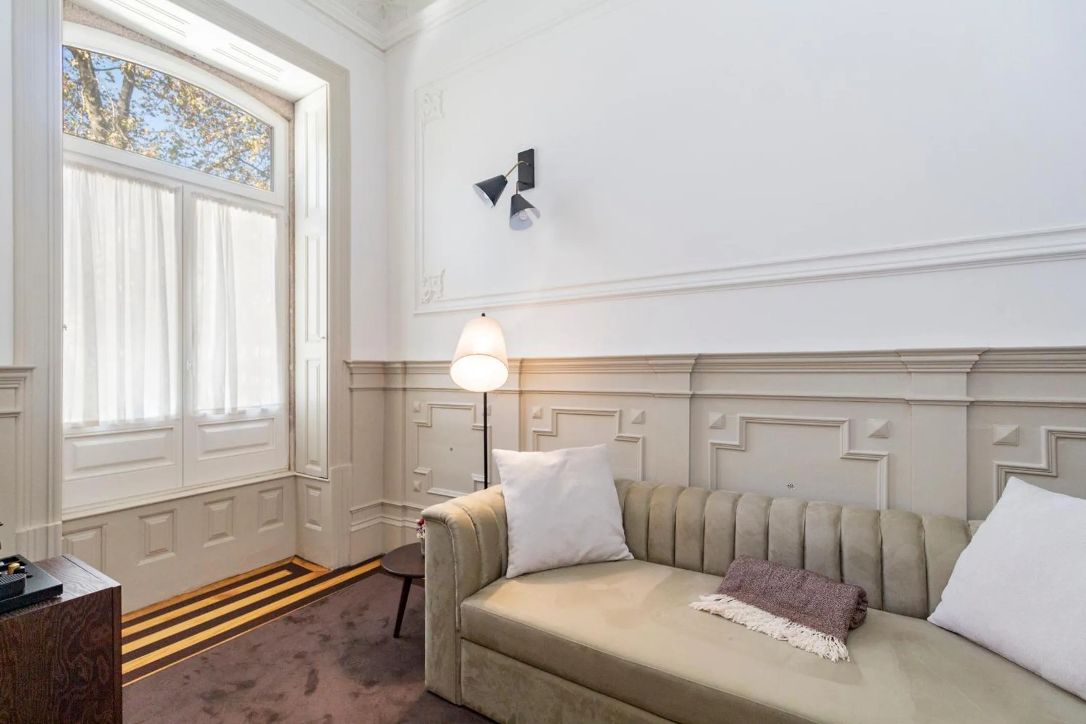 Living room in Marquês Garden House by Olivia