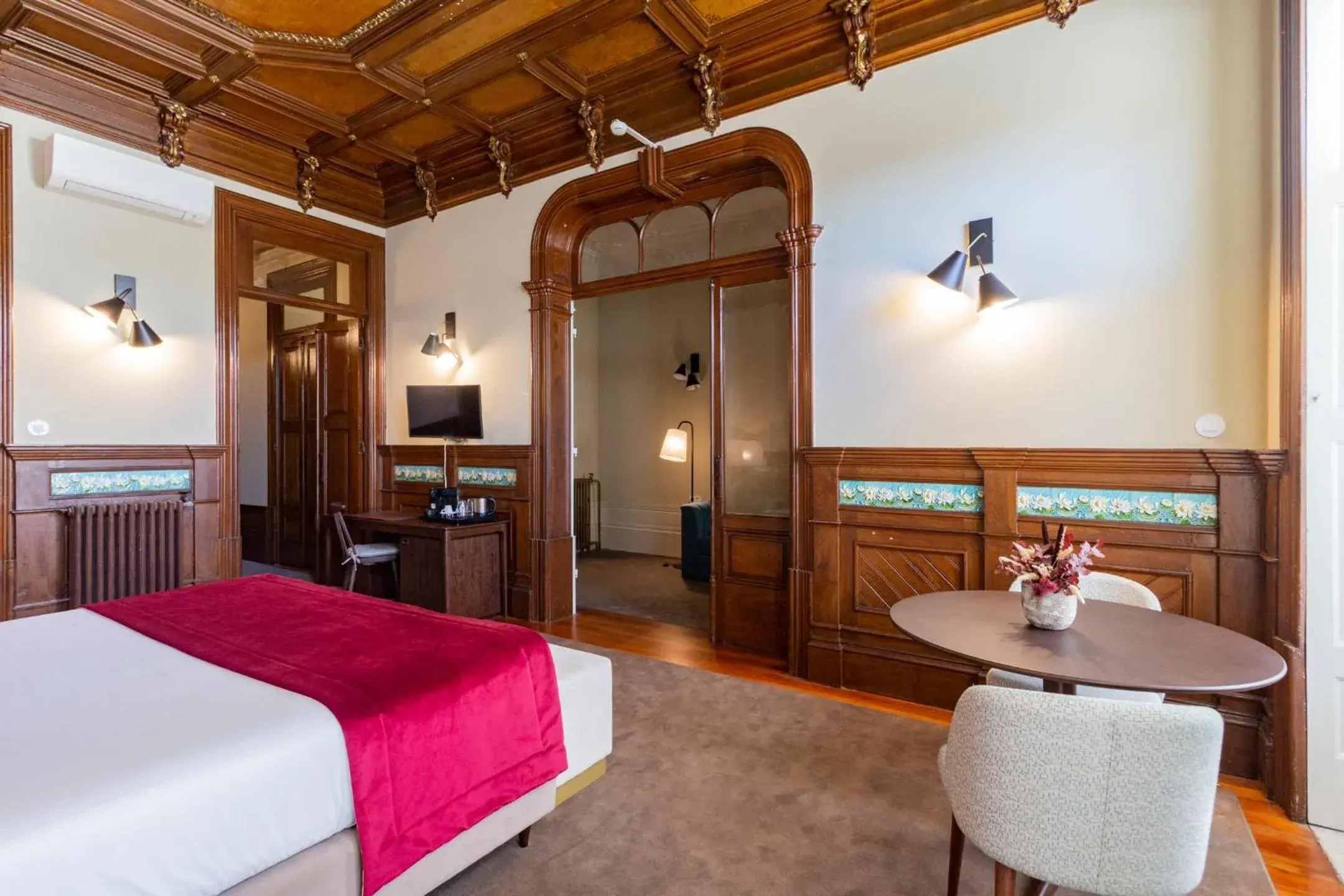 Bed in Marquês Garden House by Olivia Bed in Marquês Garden House by Olivia