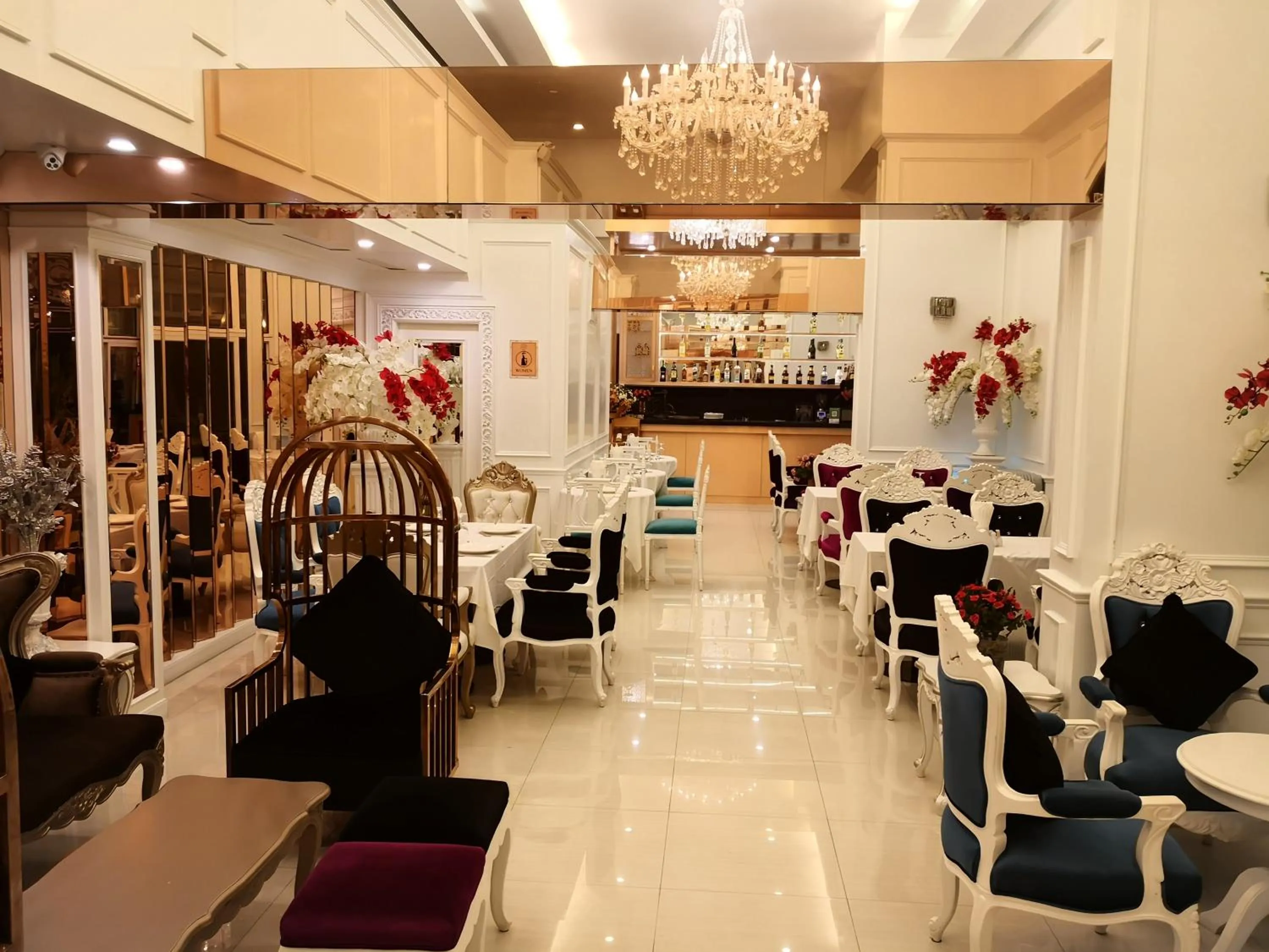 Restaurant/places to eat in Venetian Poseidon Pool Hotel