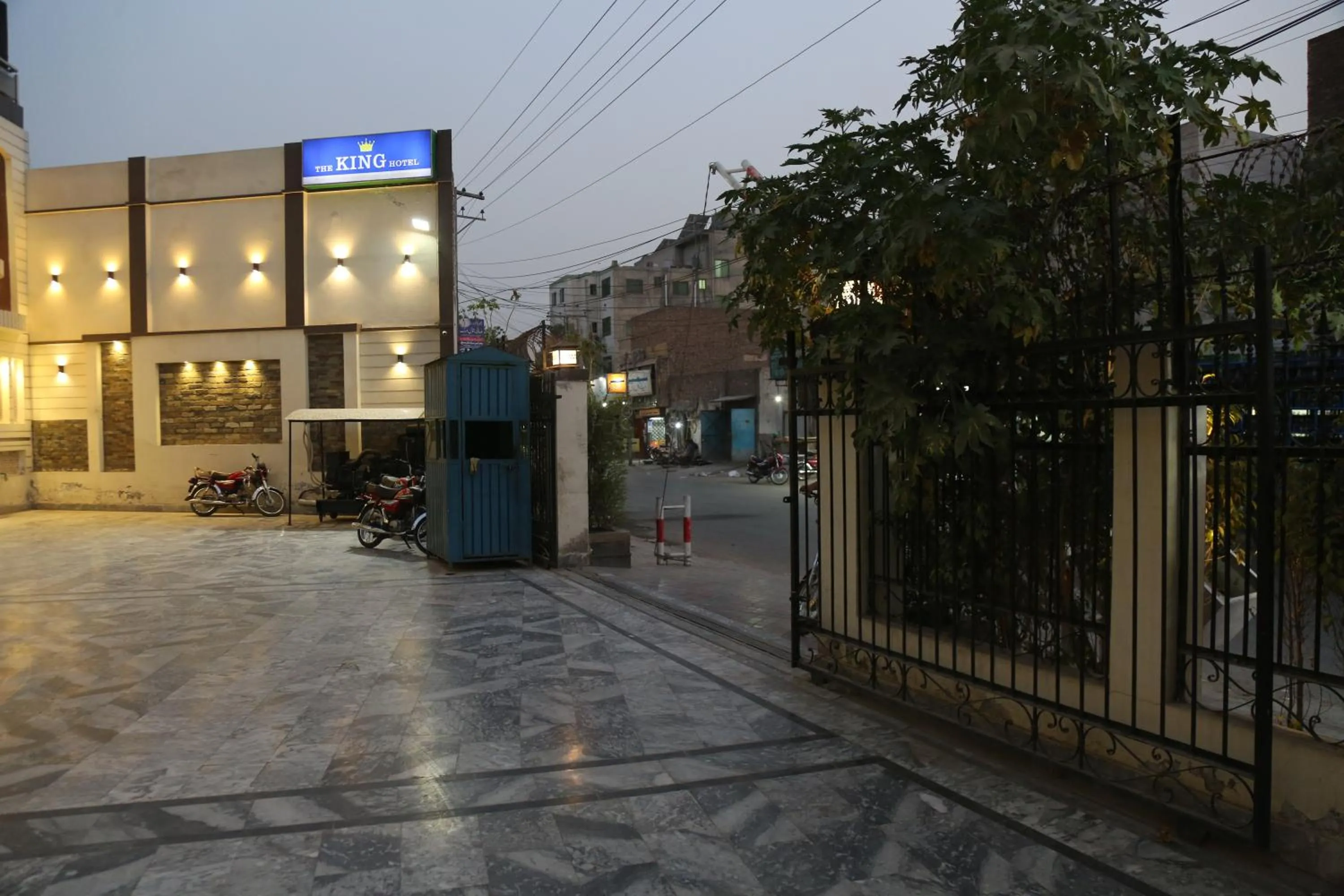 Facade/entrance in The King Hotel