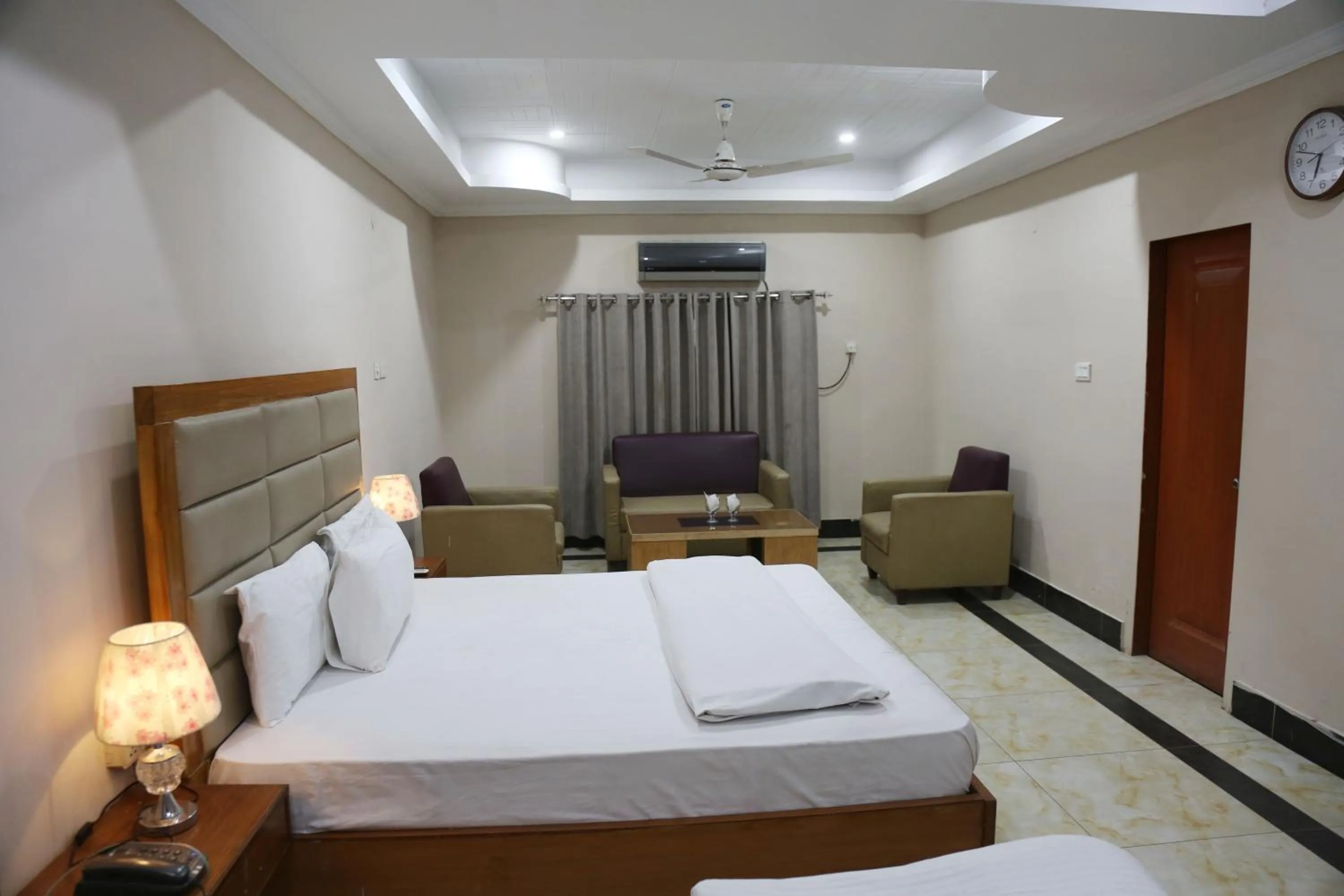 Photo of the whole room, Bed in The King Hotel