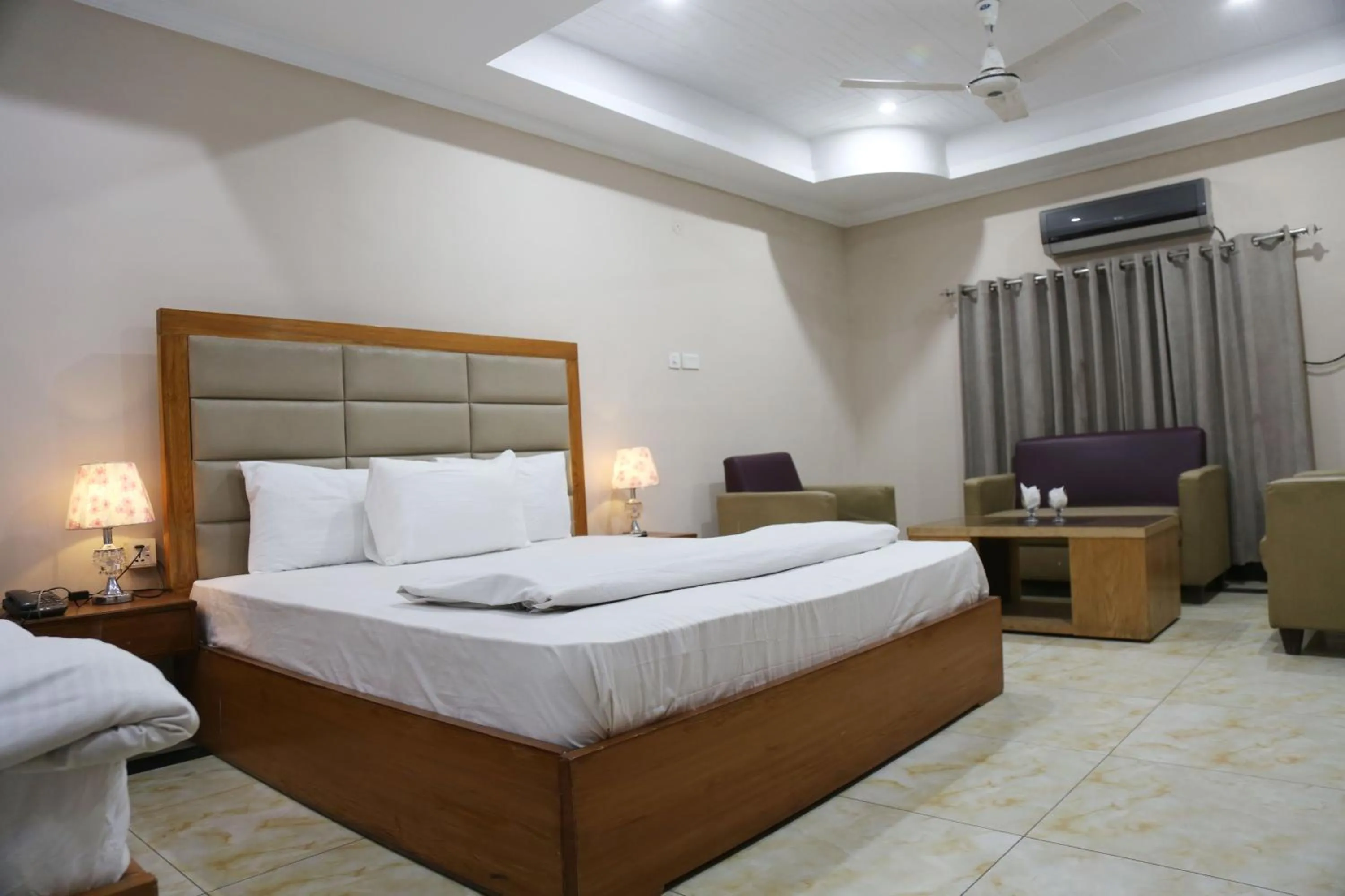 Photo of the whole room, Bed in The King Hotel