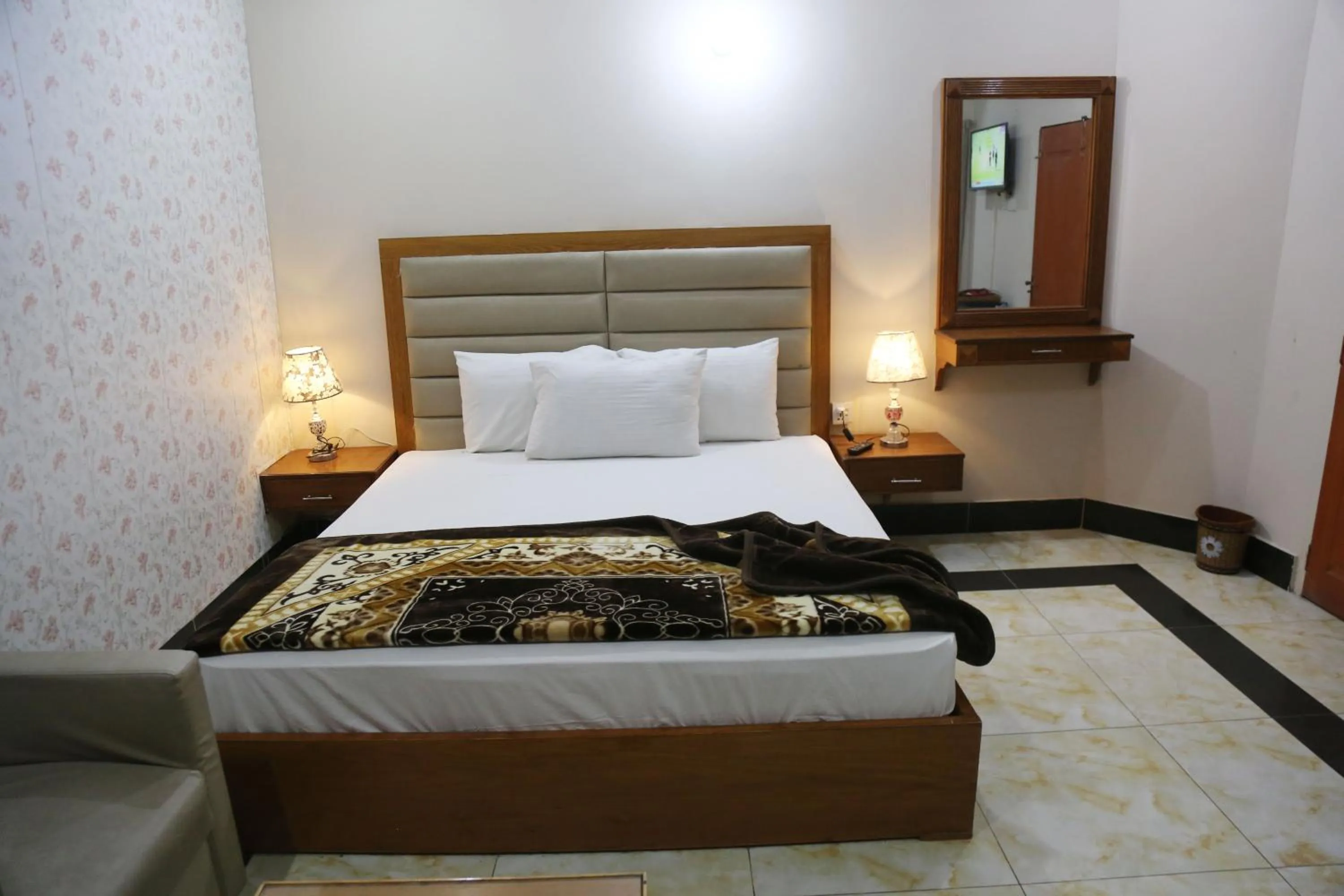 Photo of the whole room, Bed in The King Hotel