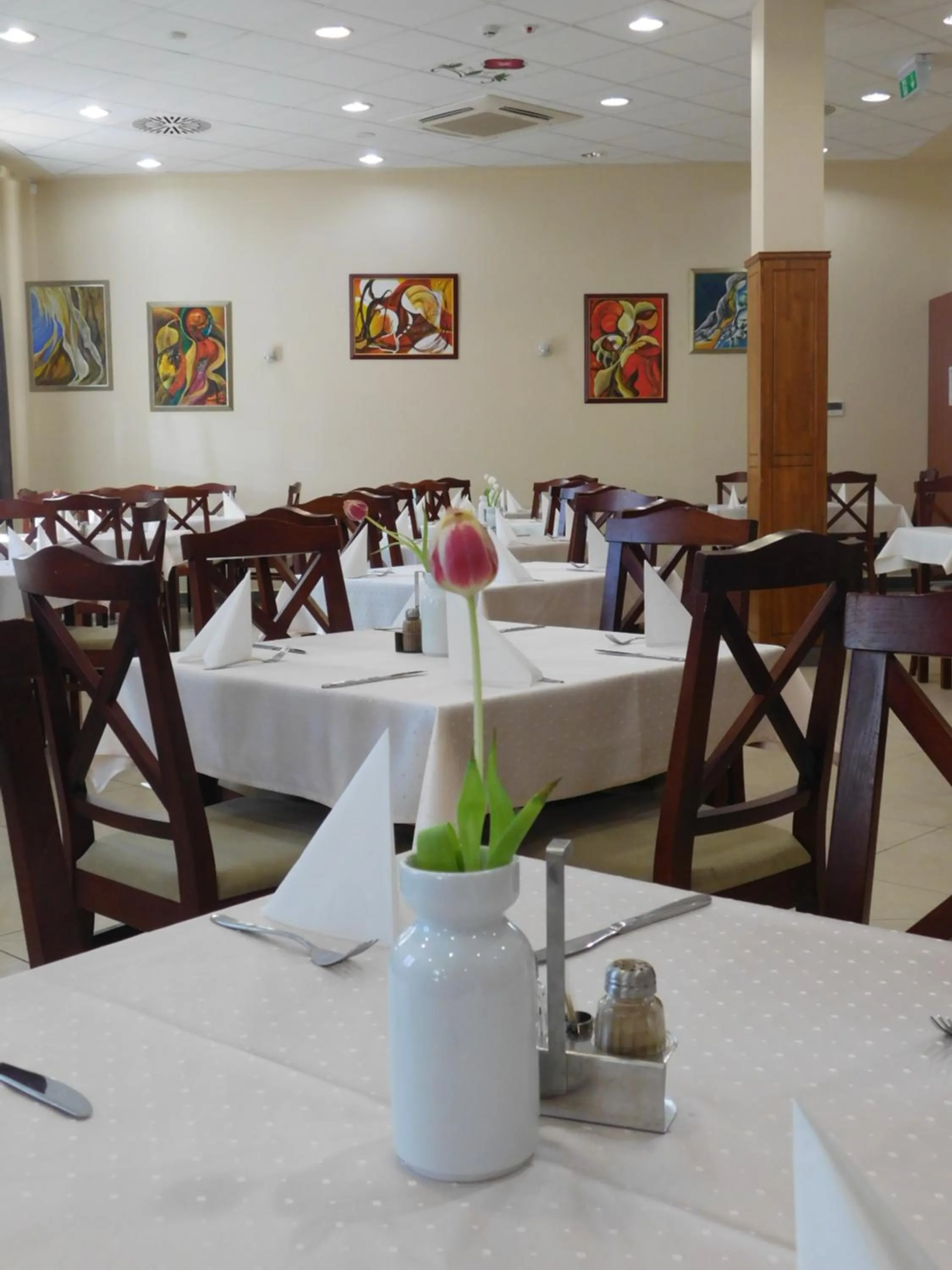 Restaurant/places to eat in Hotel Kumánia