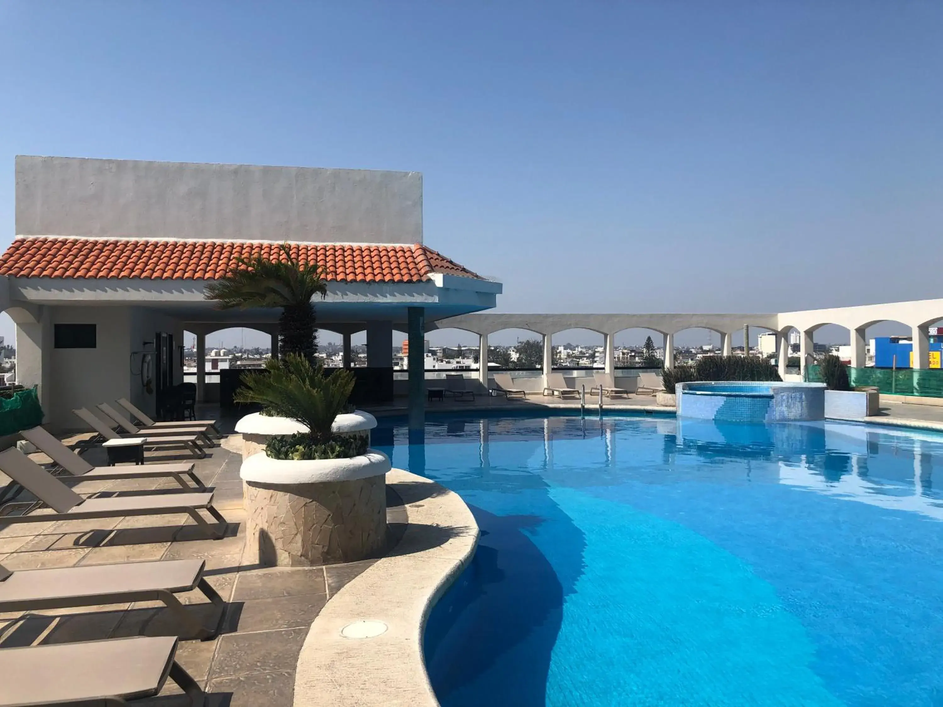 Swimming pool in DoubleTree by Hilton Veracruz Swimming pool in DoubleTree by Hilton Veracruz