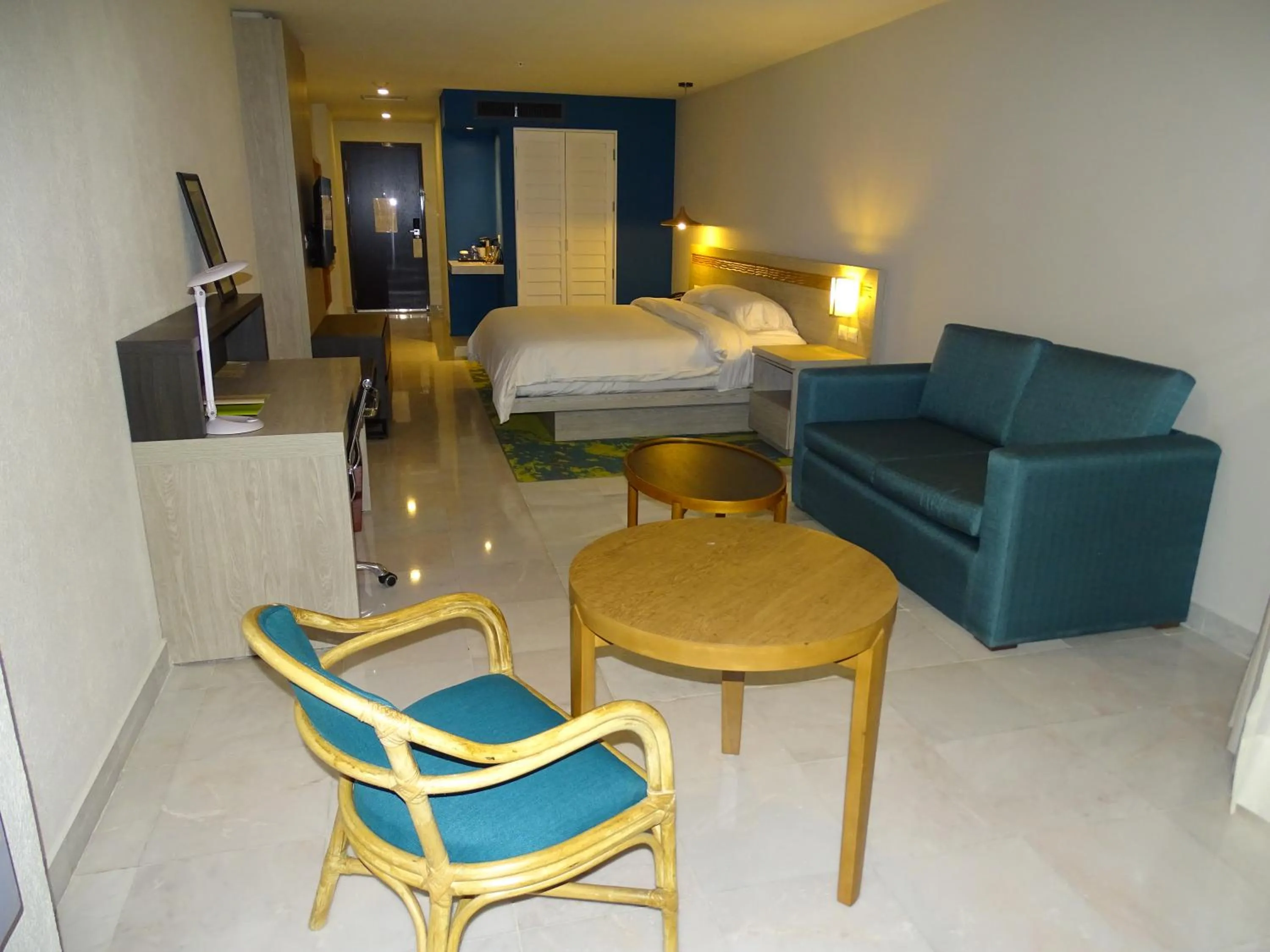 Photo of the whole room, Bed in DoubleTree by Hilton Veracruz